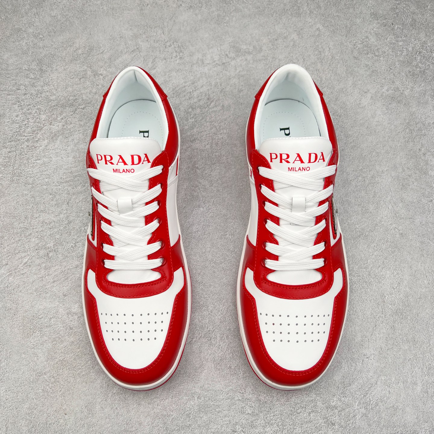 图片[2]-＃纯原 普拉达Prada Downtown Low Sneakers 闹市区系列低帮系带百搭休闲运动小白板鞋“皮革黑白熊猫三角标”男鞋广东原产#原楦数据开发版型#采用粒面头层牛皮鞋面材质#内嵌灌注式PU乳胶缓震鞋垫#外置3.5cmTPR抽真空橡胶鞋底 标志性的珐琅三角形金属徽标，意大利高奢品牌 这款皮革运动鞋多角度诠释Prada徽标：轻巧跃于鞋舌，沿轻质橡胶鞋底铺陈，化身标志性的涂珐琅金属三角形点缀鞋面一侧，无不阐释品牌格调。金属孔眼和棉质鞋带 珐琅三角形装饰鞋面 鞋舌Prada Milano印花徽标 轻质箱型鞋底，侧面配压花徽标 鞋底厚3.5厘米 可拆卸皮革包覆内底 尺码 38 39 40 41 42 43 44 45-选品中心