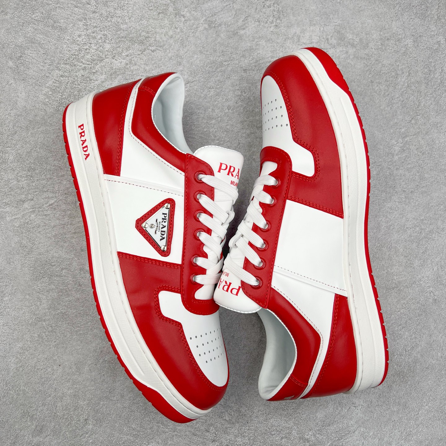 图片[3]-＃纯原 普拉达Prada Downtown Low Sneakers 闹市区系列低帮系带百搭休闲运动小白板鞋“皮革黑白熊猫三角标”男鞋广东原产#原楦数据开发版型#采用粒面头层牛皮鞋面材质#内嵌灌注式PU乳胶缓震鞋垫#外置3.5cmTPR抽真空橡胶鞋底 标志性的珐琅三角形金属徽标，意大利高奢品牌 这款皮革运动鞋多角度诠释Prada徽标：轻巧跃于鞋舌，沿轻质橡胶鞋底铺陈，化身标志性的涂珐琅金属三角形点缀鞋面一侧，无不阐释品牌格调。金属孔眼和棉质鞋带 珐琅三角形装饰鞋面 鞋舌Prada Milano印花徽标 轻质箱型鞋底，侧面配压花徽标 鞋底厚3.5厘米 可拆卸皮革包覆内底 尺码 38 39 40 41 42 43 44 45-选品中心