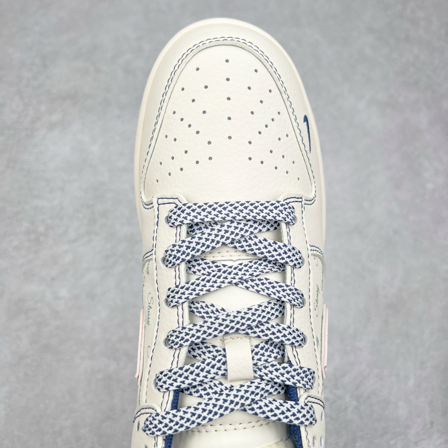 图片[4]-NK Dunk Low 定制配色 XY1688-012 大厂出品 极力推荐 原装头层材料 独家版型蒸餾加工帶來的是更好的视觉和脚感体验大厂纯原品质出货 清洁度 电绣工艺 皮料切割干净无任何毛边 细节完美 实拍调校N版已经零色差零失真 百分百还原实物色彩所见即所得 不存在货不对板色差等低级问题 选购参考实物拍摄 不混卖不参货 只用心做好货严格选品 承诺混一赔十 尺码：36 36.5 37.5 38 38.5 39 40 40.5 41 42 42.5 43 44 44.5 45-选品中心