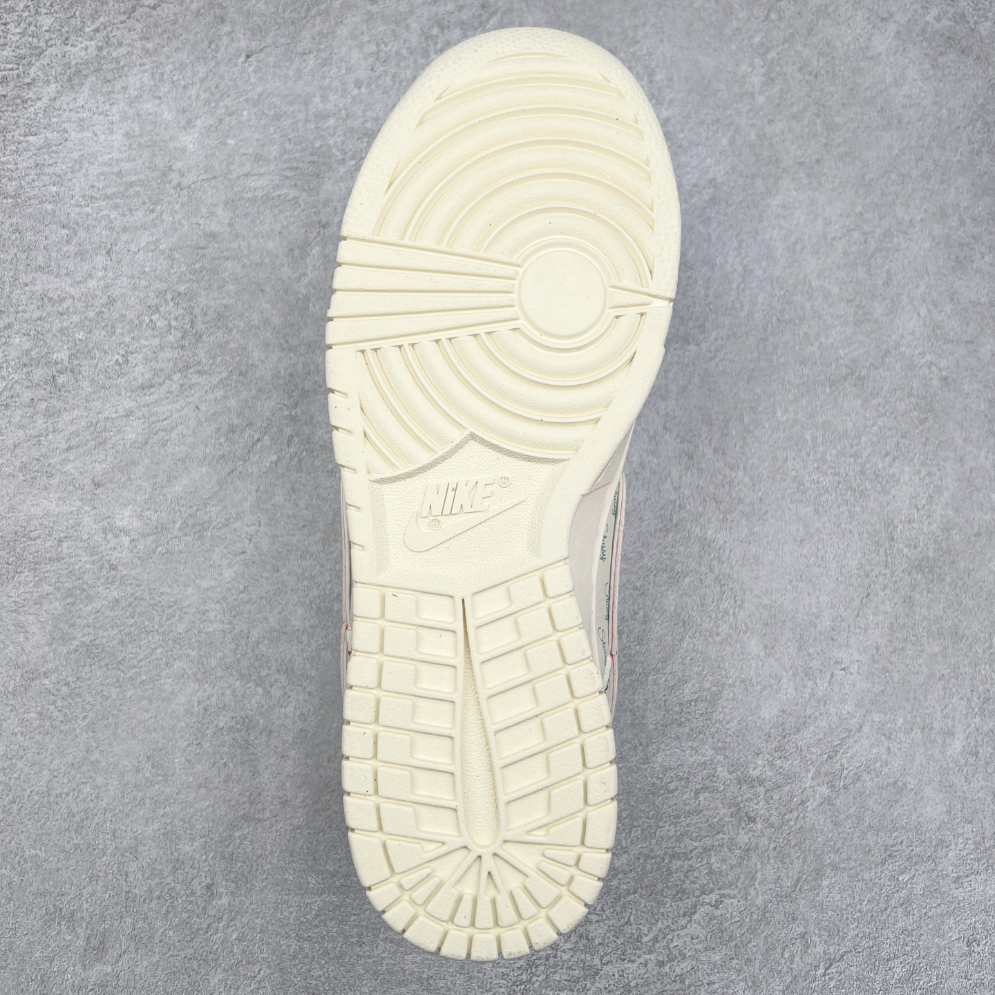 图片[9]-NK Dunk Low 定制配色 XY1688-012 大厂出品 极力推荐 原装头层材料 独家版型蒸餾加工帶來的是更好的视觉和脚感体验大厂纯原品质出货 清洁度 电绣工艺 皮料切割干净无任何毛边 细节完美 实拍调校N版已经零色差零失真 百分百还原实物色彩所见即所得 不存在货不对板色差等低级问题 选购参考实物拍摄 不混卖不参货 只用心做好货严格选品 承诺混一赔十 尺码：36 36.5 37.5 38 38.5 39 40 40.5 41 42 42.5 43 44 44.5 45-选品中心