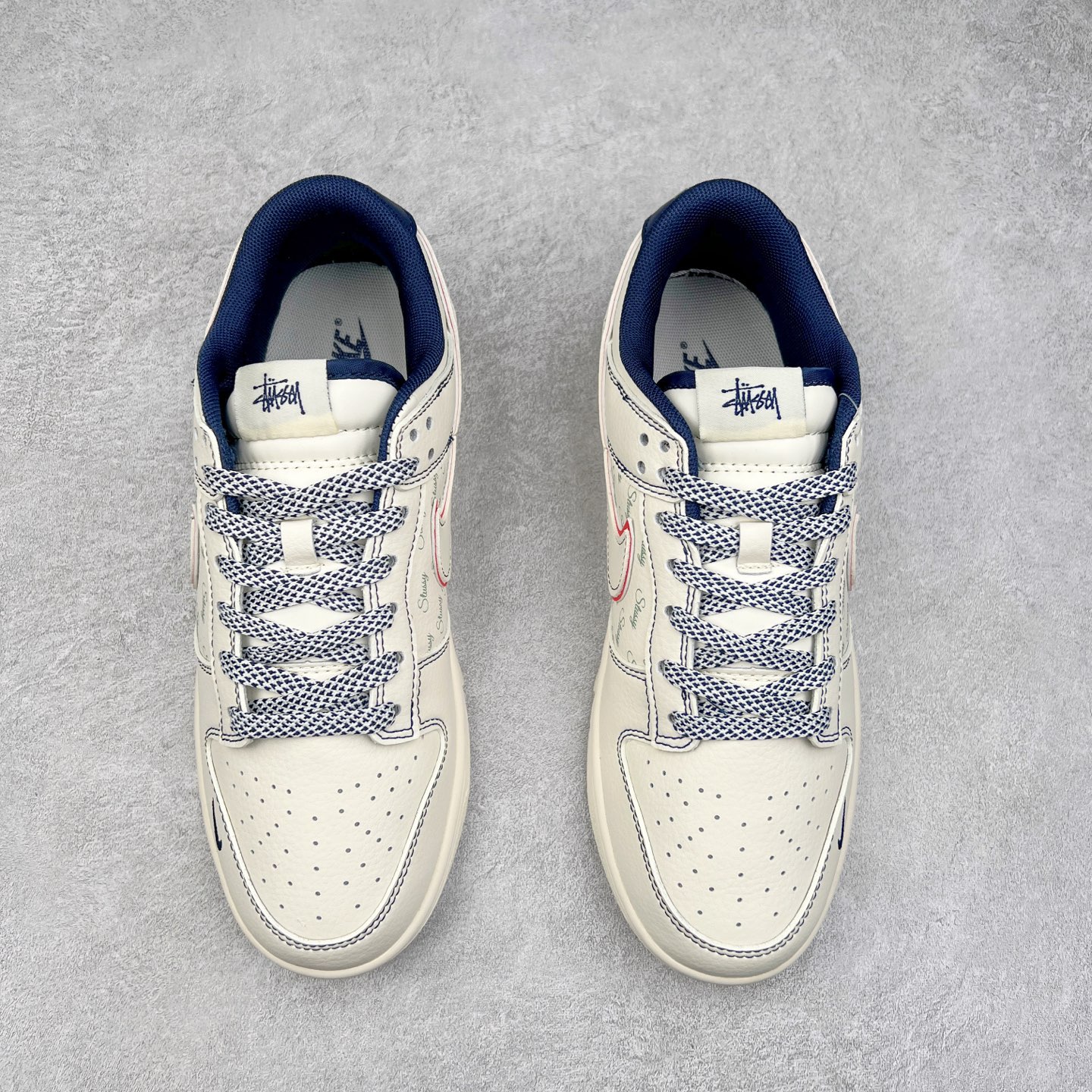 图片[2]-NK Dunk Low 定制配色 XY1688-012 大厂出品 极力推荐 原装头层材料 独家版型蒸餾加工帶來的是更好的视觉和脚感体验大厂纯原品质出货 清洁度 电绣工艺 皮料切割干净无任何毛边 细节完美 实拍调校N版已经零色差零失真 百分百还原实物色彩所见即所得 不存在货不对板色差等低级问题 选购参考实物拍摄 不混卖不参货 只用心做好货严格选品 承诺混一赔十 尺码：36 36.5 37.5 38 38.5 39 40 40.5 41 42 42.5 43 44 44.5 45-选品中心