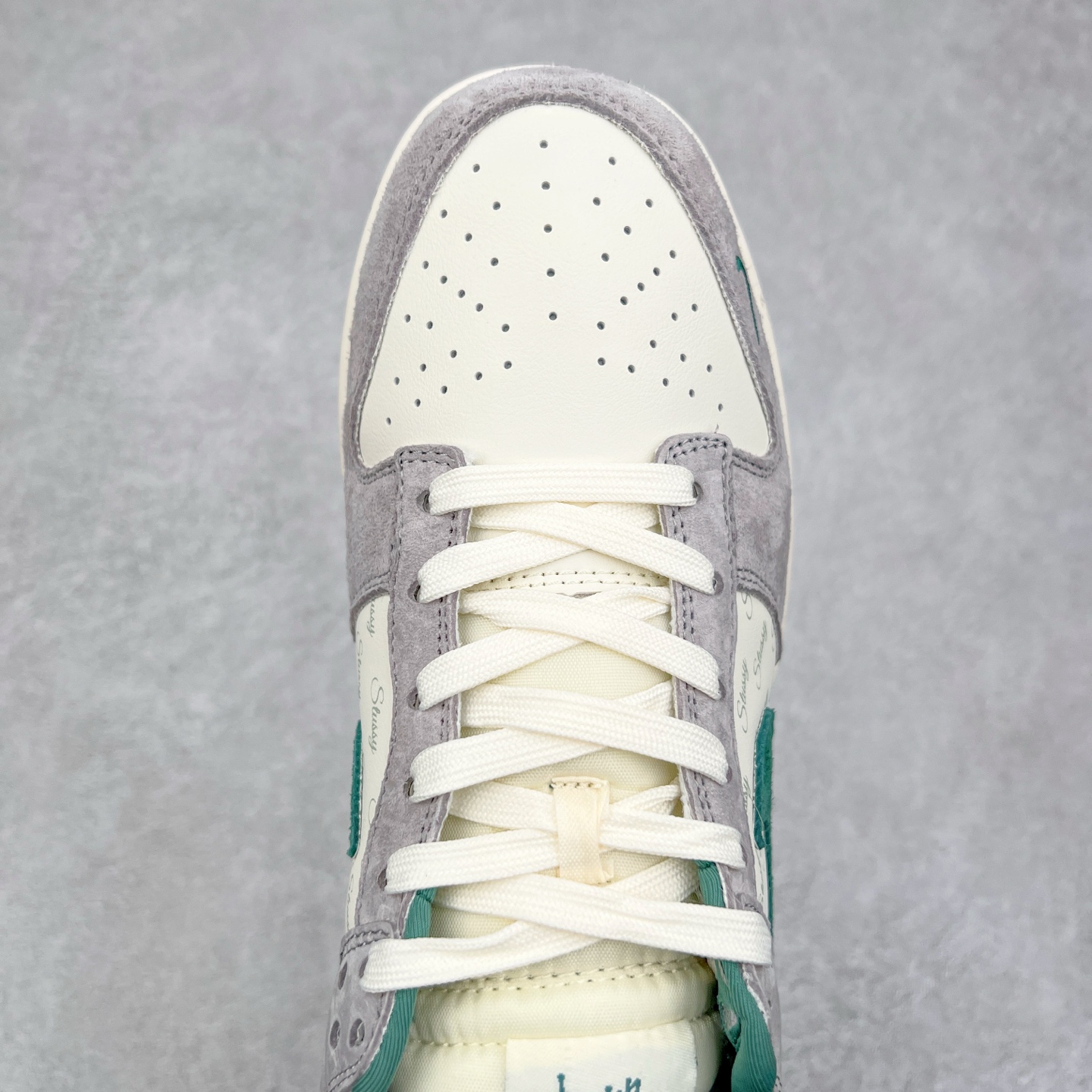 图片[4]-NK Dunk Low 定制配色 CF3688-007 大厂出品 极力推荐 原装头层材料 独家版型蒸餾加工帶來的是更好的视觉和脚感体验大厂纯原品质出货 清洁度 电绣工艺 皮料切割干净无任何毛边 细节完美 实拍调校N版已经零色差零失真 百分百还原实物色彩所见即所得 不存在货不对板色差等低级问题 选购参考实物拍摄 不混卖不参货 只用心做好货严格选品 承诺混一赔十 尺码：36 36.5 37.5 38 38.5 39 40 40.5 41 42 42.5 43 44 44.5 45-选品中心