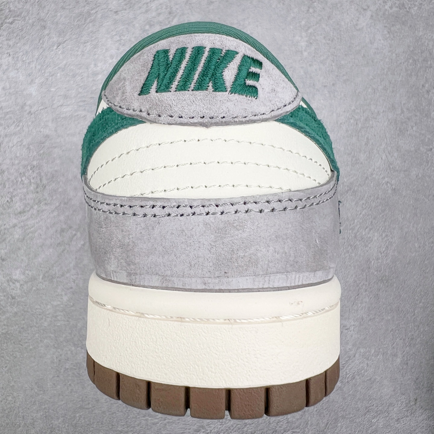 图片[8]-NK Dunk Low 定制配色 CF3688-007 大厂出品 极力推荐 原装头层材料 独家版型蒸餾加工帶來的是更好的视觉和脚感体验大厂纯原品质出货 清洁度 电绣工艺 皮料切割干净无任何毛边 细节完美 实拍调校N版已经零色差零失真 百分百还原实物色彩所见即所得 不存在货不对板色差等低级问题 选购参考实物拍摄 不混卖不参货 只用心做好货严格选品 承诺混一赔十 尺码：36 36.5 37.5 38 38.5 39 40 40.5 41 42 42.5 43 44 44.5 45-选品中心
