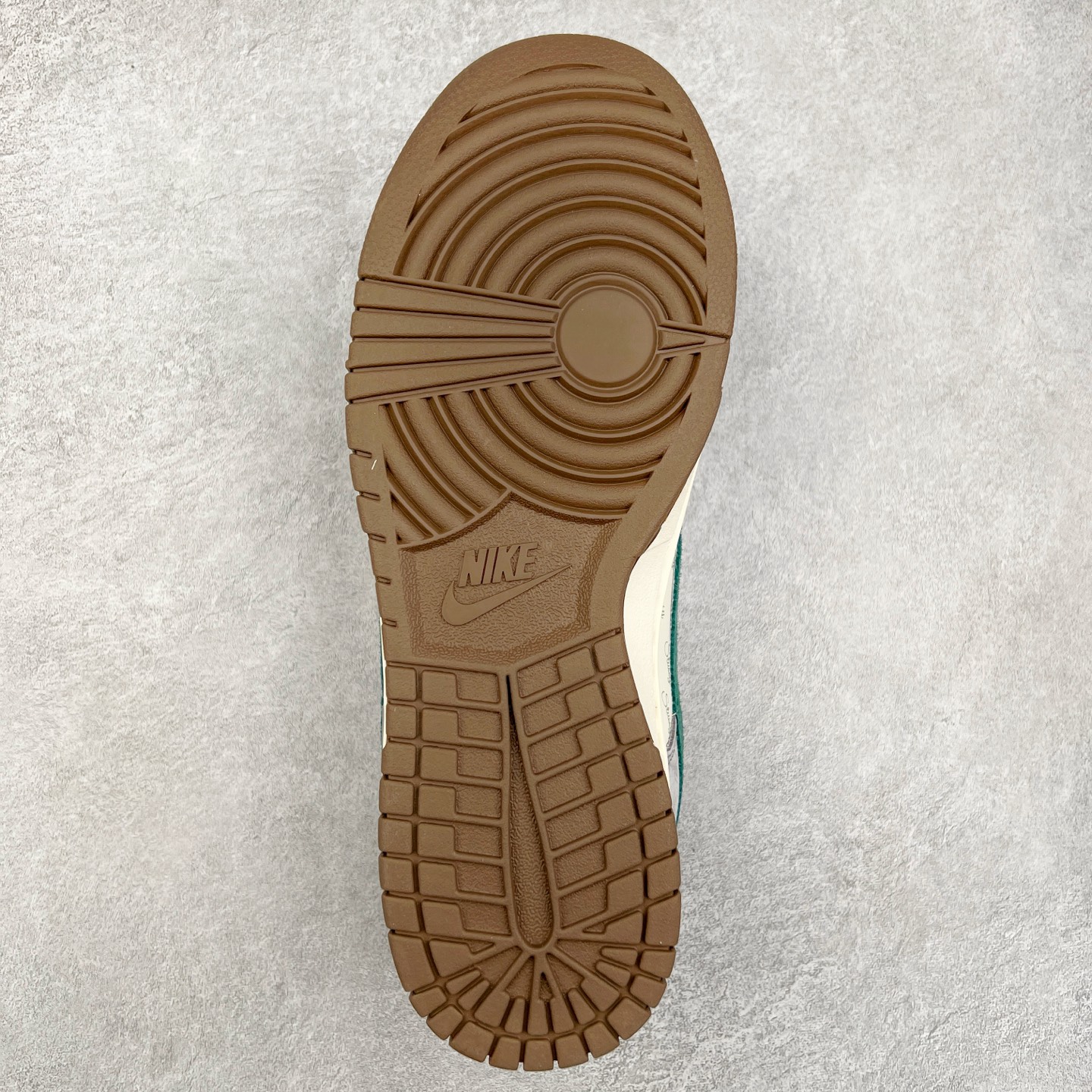 图片[9]-NK Dunk Low 定制配色 CF3688-007 大厂出品 极力推荐 原装头层材料 独家版型蒸餾加工帶來的是更好的视觉和脚感体验大厂纯原品质出货 清洁度 电绣工艺 皮料切割干净无任何毛边 细节完美 实拍调校N版已经零色差零失真 百分百还原实物色彩所见即所得 不存在货不对板色差等低级问题 选购参考实物拍摄 不混卖不参货 只用心做好货严格选品 承诺混一赔十 尺码：36 36.5 37.5 38 38.5 39 40 40.5 41 42 42.5 43 44 44.5 45-选品中心