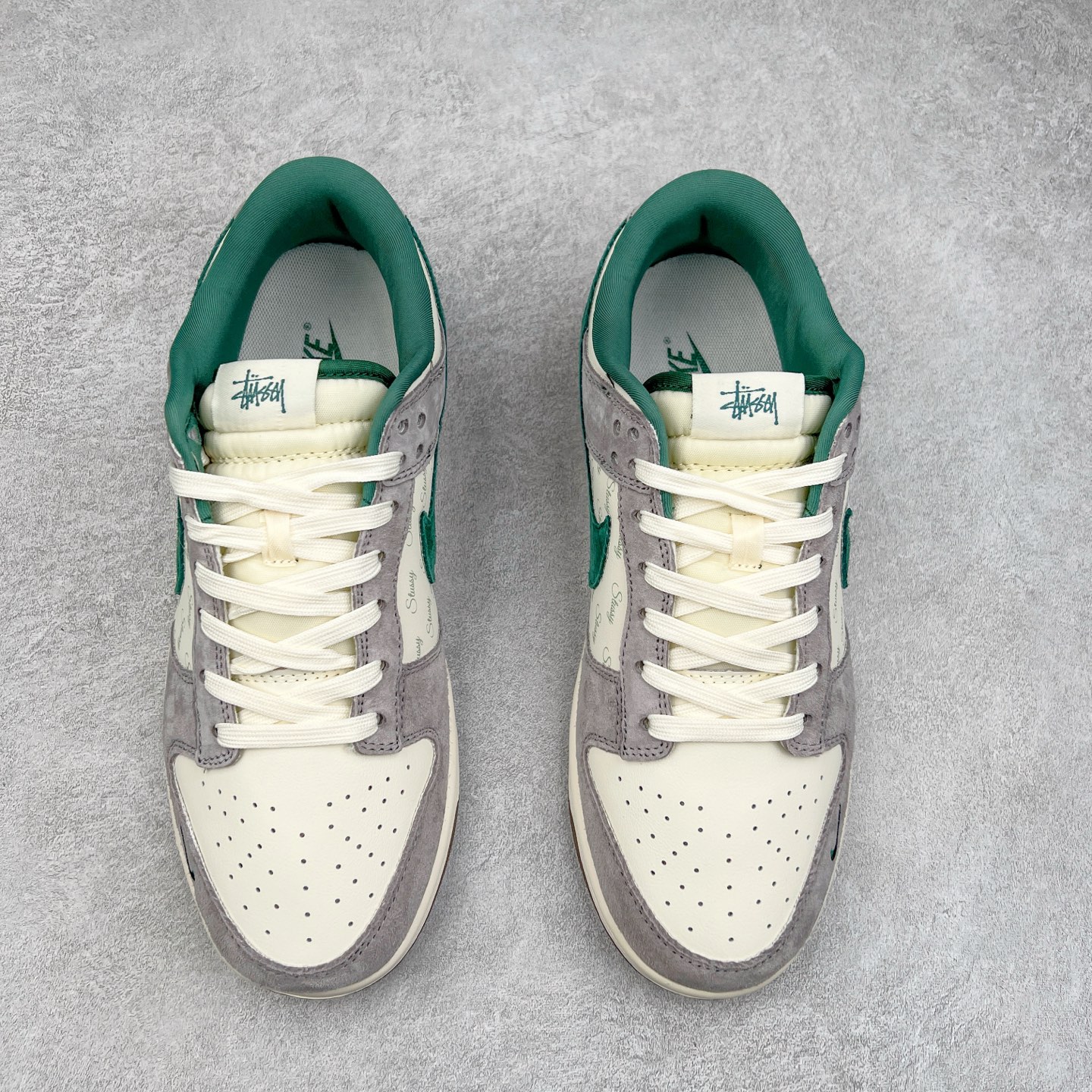 图片[2]-NK Dunk Low 定制配色 CF3688-007 大厂出品 极力推荐 原装头层材料 独家版型蒸餾加工帶來的是更好的视觉和脚感体验大厂纯原品质出货 清洁度 电绣工艺 皮料切割干净无任何毛边 细节完美 实拍调校N版已经零色差零失真 百分百还原实物色彩所见即所得 不存在货不对板色差等低级问题 选购参考实物拍摄 不混卖不参货 只用心做好货严格选品 承诺混一赔十 尺码：36 36.5 37.5 38 38.5 39 40 40.5 41 42 42.5 43 44 44.5 45-选品中心