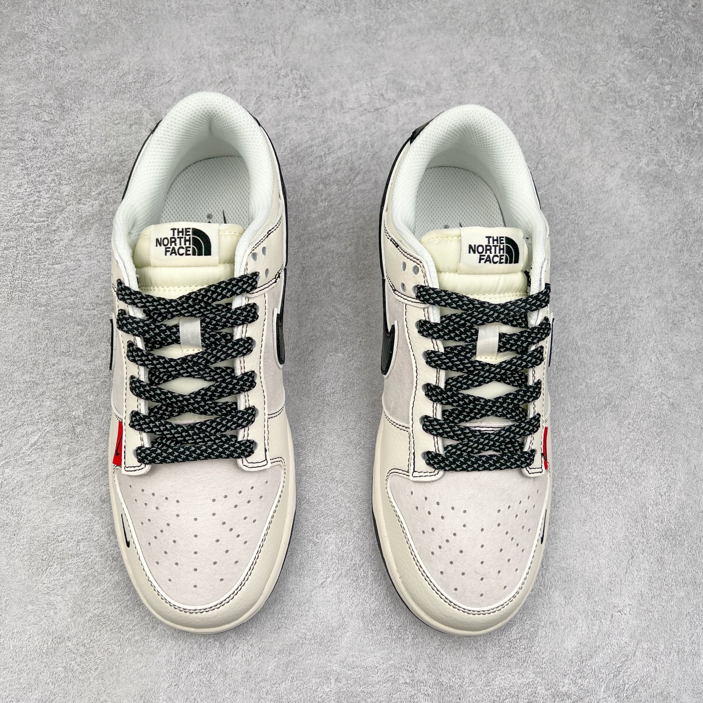 图片[2]-NK Dunk Low 定制配色 BB7518-016 大厂出品 极力推荐 原装头层材料 独家版型蒸餾加工帶來的是更好的视觉和脚感体验大厂纯原品质出货 清洁度 电绣工艺 皮料切割干净无任何毛边 细节完美 实拍调校N版已经零色差零失真 百分百还原实物色彩所见即所得 不存在货不对板色差等低级问题 选购参考实物拍摄 不混卖不参货 只用心做好货严格选品 承诺混一赔十 尺码：36 36.5 37.5 38 38.5 39 40 40.5 41 42 42.5 43 44 44.5 45-选品中心