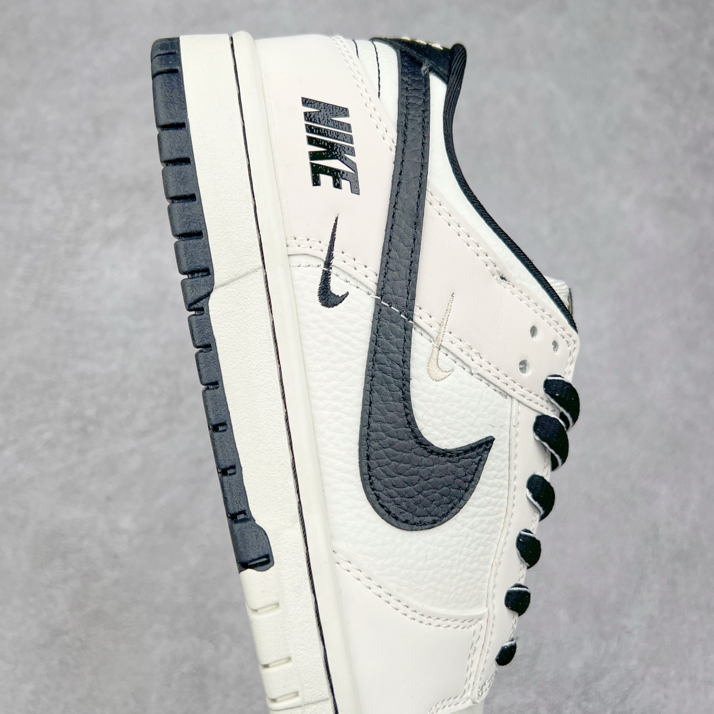 图片[6]-NK Dunk Low 定制配色 SC9207-400 大厂出品 极力推荐 原装头层材料 独家版型蒸餾加工帶來的是更好的视觉和脚感体验大厂纯原品质出货 清洁度 电绣工艺 皮料切割干净无任何毛边 细节完美 实拍调校N版已经零色差零失真 百分百还原实物色彩所见即所得 不存在货不对板色差等低级问题 选购参考实物拍摄 不混卖不参货 只用心做好货严格选品 承诺混一赔十 尺码：36 36.5 37.5 38 38.5 39 40 40.5 41 42 42.5 43 44 44.5 45-选品中心