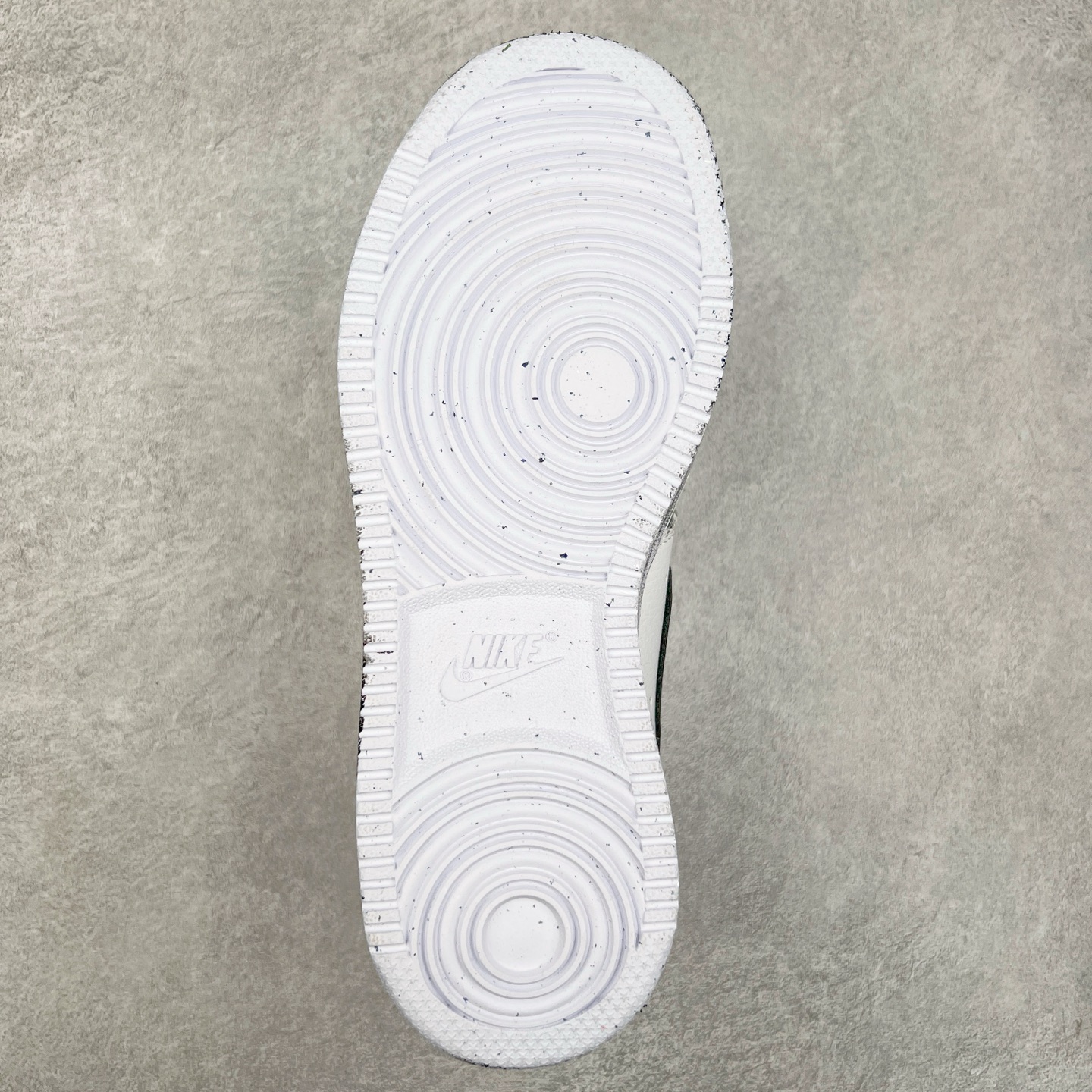 图片[9]-NK Court Vision 1 “镜之魅影”手绘涂鸦定制板鞋 在那幽谧昏暗的房间里，一面古老的镜子静静伫立，镜面斑驳，裂痕交错，镜之魅影，它不仅是一面镜子的神秘力量，更是我们内心深处对自我的追寻和探索。尺码：36 36.5 37.5 38 38.5 39 40 40.5 41 42 42.5 43 44 44.5 45-选品中心