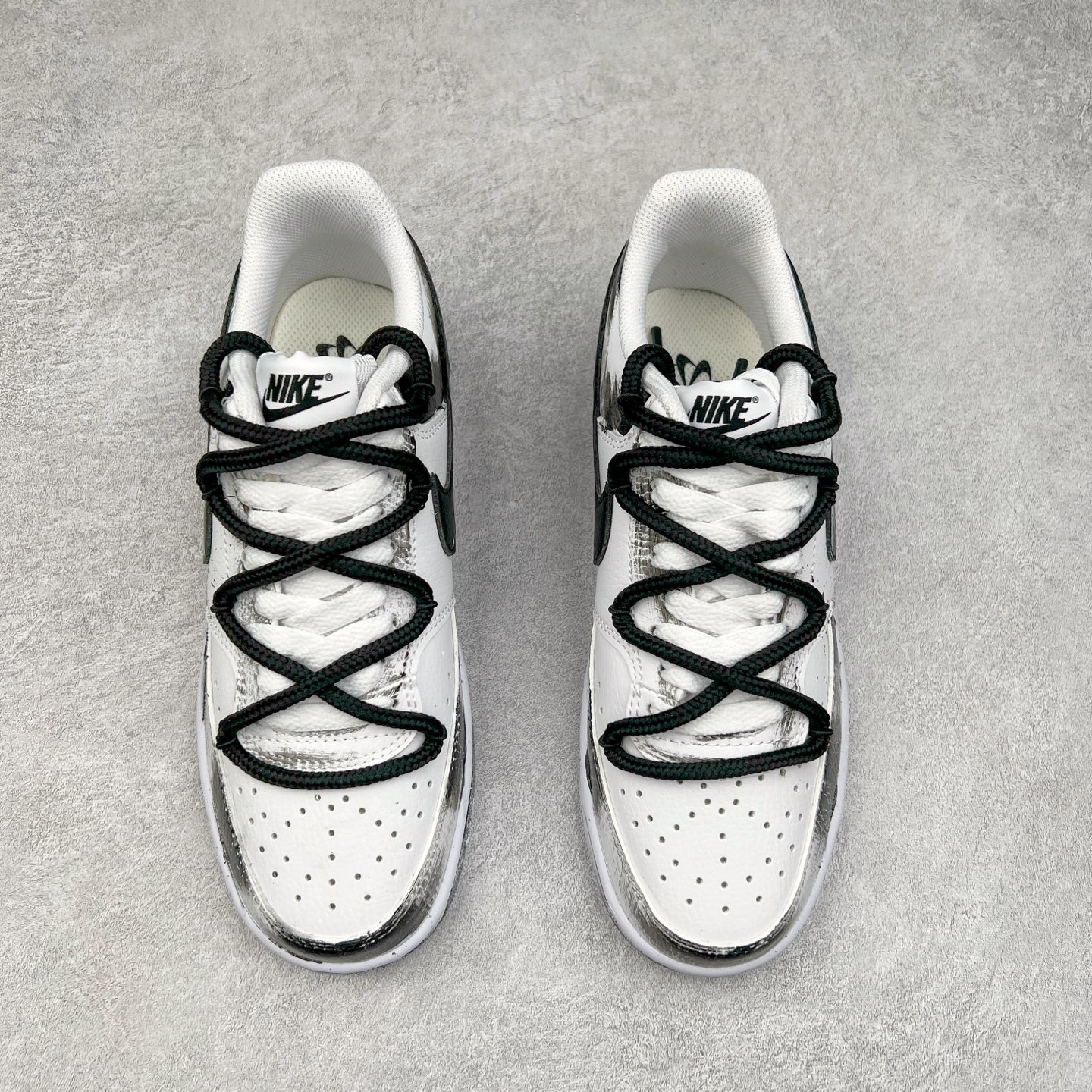 图片[2]-NK Court Vision 1 “镜之魅影”手绘涂鸦定制板鞋 在那幽谧昏暗的房间里，一面古老的镜子静静伫立，镜面斑驳，裂痕交错，镜之魅影，它不仅是一面镜子的神秘力量，更是我们内心深处对自我的追寻和探索。尺码：36 36.5 37.5 38 38.5 39 40 40.5 41 42 42.5 43 44 44.5 45-选品中心