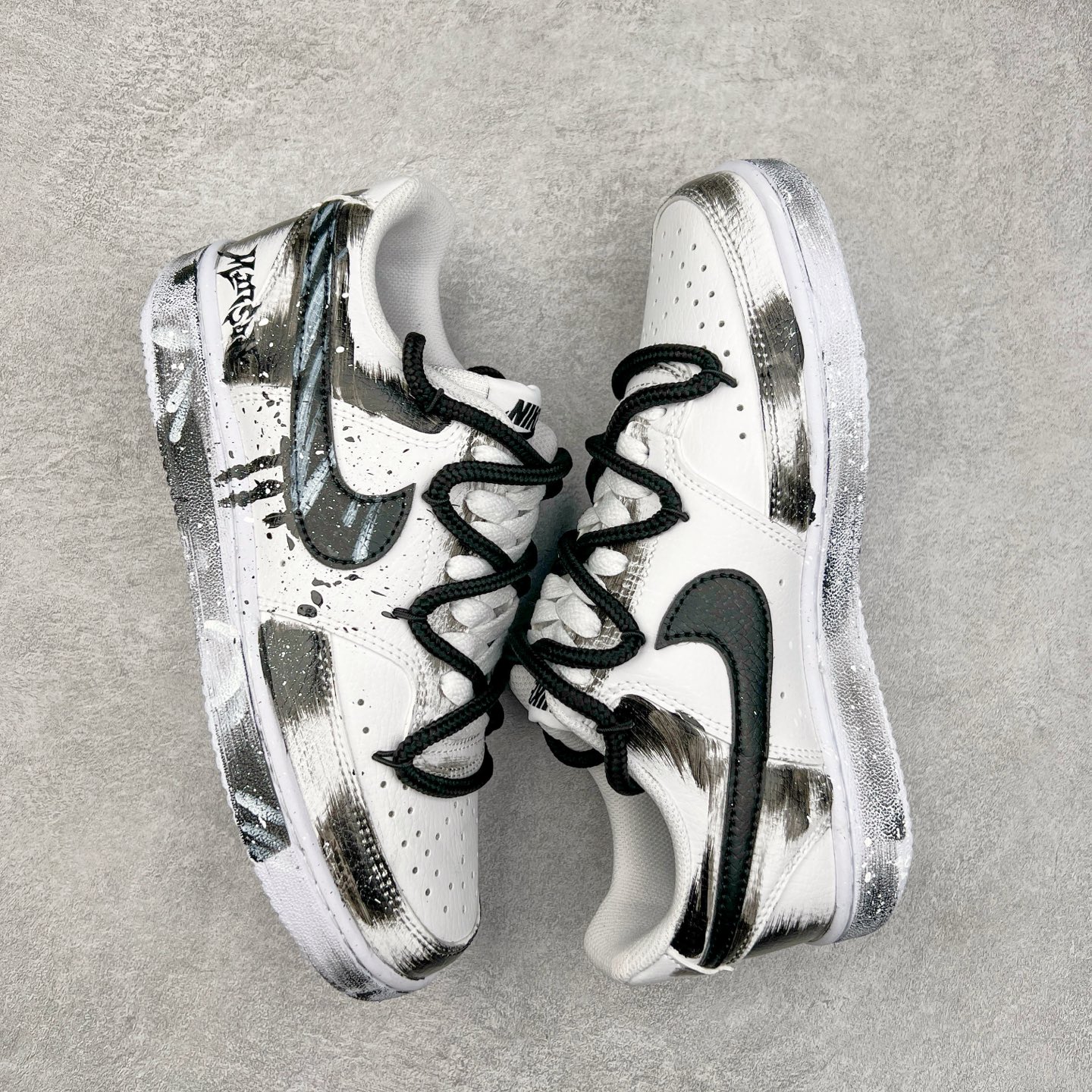 图片[3]-NK Court Vision 1 “镜之魅影”手绘涂鸦定制板鞋 在那幽谧昏暗的房间里，一面古老的镜子静静伫立，镜面斑驳，裂痕交错，镜之魅影，它不仅是一面镜子的神秘力量，更是我们内心深处对自我的追寻和探索。尺码：36 36.5 37.5 38 38.5 39 40 40.5 41 42 42.5 43 44 44.5 45-选品中心