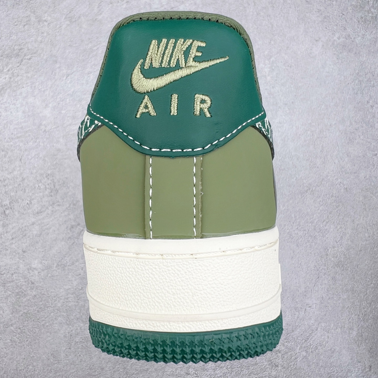 图片[8]-NK Air Force 1´07 Low 空军一号低帮百搭休闲运动板鞋 KK1988-063 柔软、弹性十足的缓震性能和出色的中底设计 横跨复古与现代的外型结合 造就出风靡全球 三十多年的Force 1 直到今天还深受青睐 实拍调校N版已经零色差零失真 百分百还原实物色彩所见即所得 不存在货不对板色差等低级问题 选购参考实物拍摄 不混卖不参货 只用心做好货严格选品 承诺混一赔十 尺码：36 36.5 37.5 38 38.5 39 40 40.5 41 42 42.5 43 44 44.5 45-选品中心