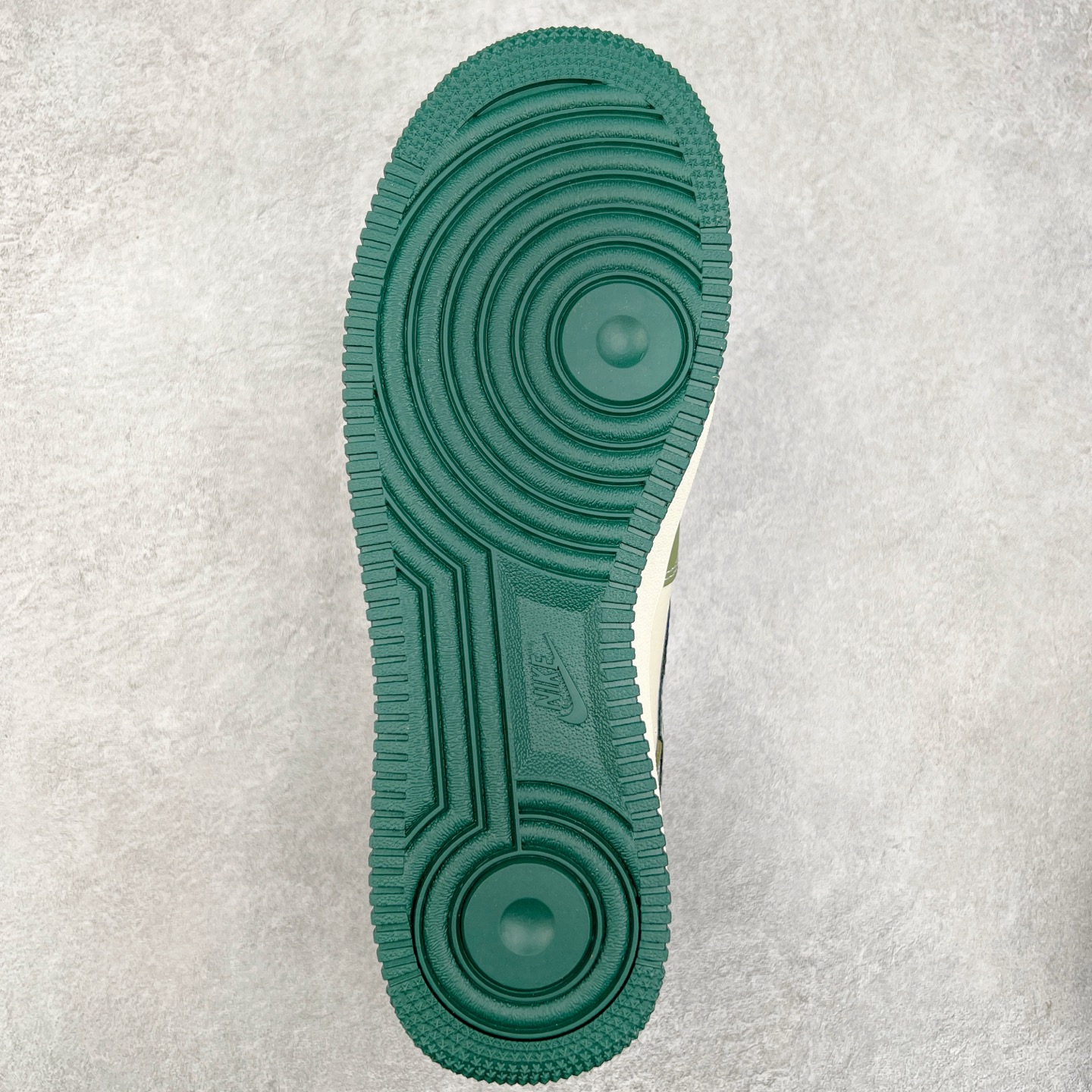 图片[9]-NK Air Force 1´07 Low 空军一号低帮百搭休闲运动板鞋 KK1988-063 柔软、弹性十足的缓震性能和出色的中底设计 横跨复古与现代的外型结合 造就出风靡全球 三十多年的Force 1 直到今天还深受青睐 实拍调校N版已经零色差零失真 百分百还原实物色彩所见即所得 不存在货不对板色差等低级问题 选购参考实物拍摄 不混卖不参货 只用心做好货严格选品 承诺混一赔十 尺码：36 36.5 37.5 38 38.5 39 40 40.5 41 42 42.5 43 44 44.5 45-选品中心