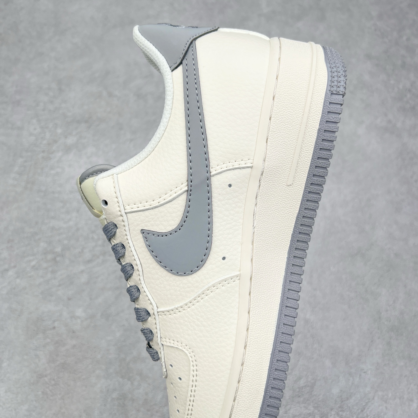 图片[7]-NK Air Force 1´07 Low 空军一号低帮百搭休闲运动板鞋 HH7518-039 柔软、弹性十足的缓震性能和出色的中底设计 横跨复古与现代的外型结合 造就出风靡全球 三十多年的Force 1 直到今天还深受青睐 实拍调校N版已经零色差零失真 百分百还原实物色彩所见即所得 不存在货不对板色差等低级问题 选购参考实物拍摄 不混卖不参货 只用心做好货严格选品 承诺混一赔十 尺码：36 36.5 37.5 38 38.5 39 40 40.5 41 42 42.5 43 44 44.5 45-选品中心