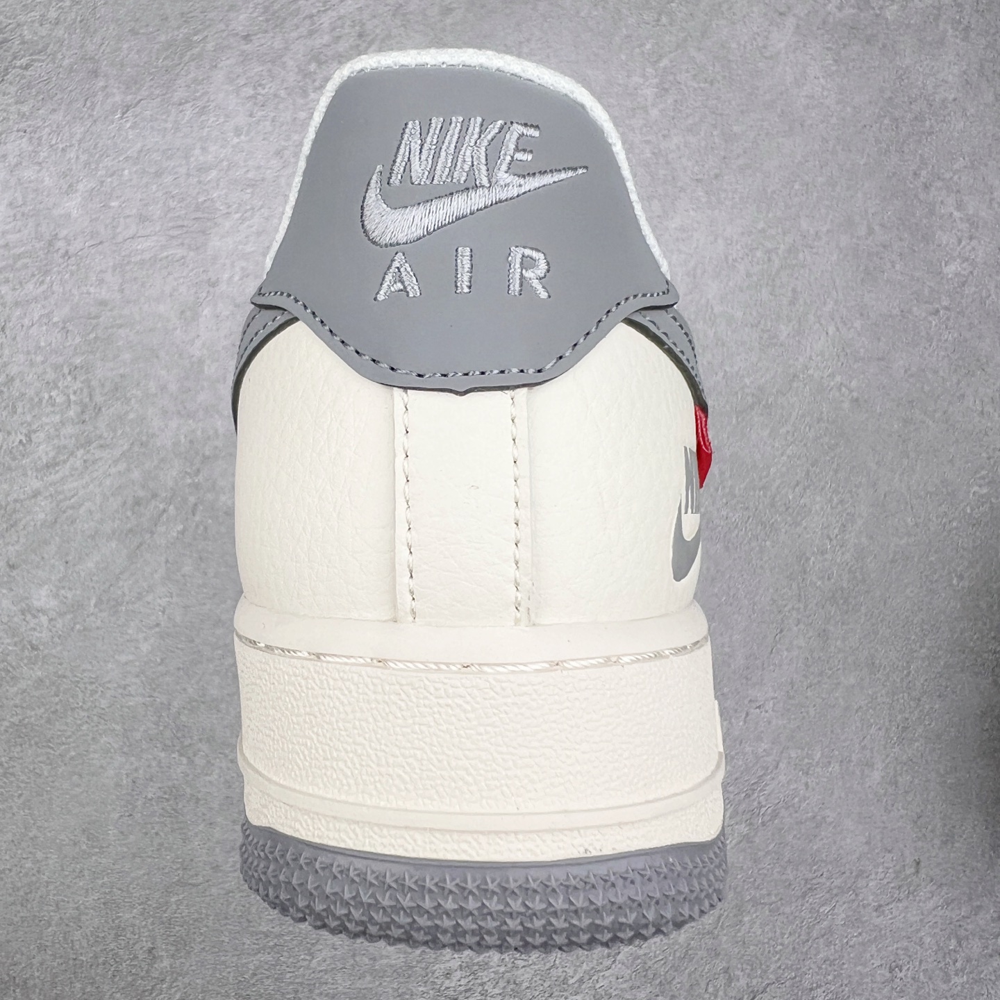 图片[8]-NK Air Force 1´07 Low 空军一号低帮百搭休闲运动板鞋 HH7518-039 柔软、弹性十足的缓震性能和出色的中底设计 横跨复古与现代的外型结合 造就出风靡全球 三十多年的Force 1 直到今天还深受青睐 实拍调校N版已经零色差零失真 百分百还原实物色彩所见即所得 不存在货不对板色差等低级问题 选购参考实物拍摄 不混卖不参货 只用心做好货严格选品 承诺混一赔十 尺码：36 36.5 37.5 38 38.5 39 40 40.5 41 42 42.5 43 44 44.5 45-选品中心