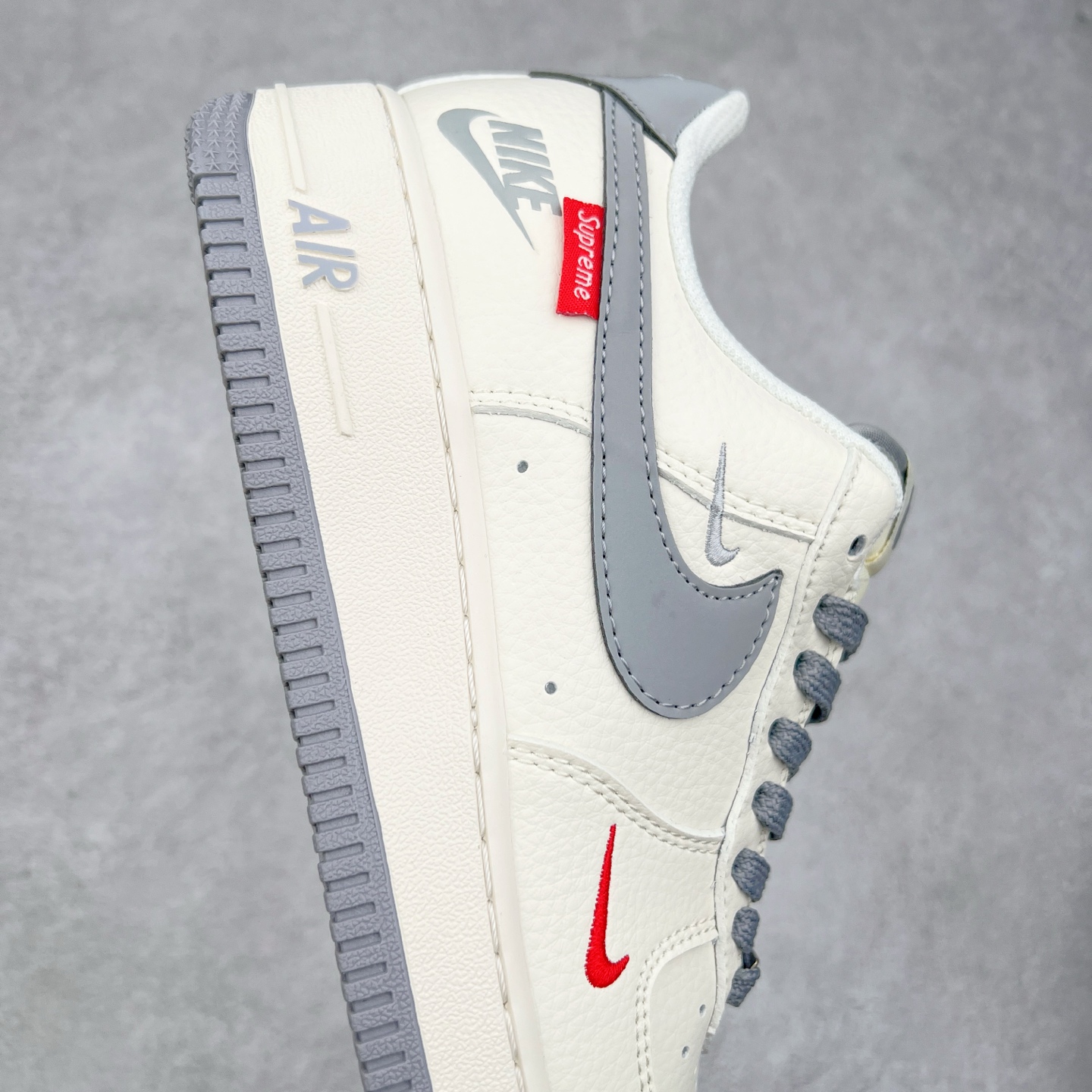 图片[6]-NK Air Force 1´07 Low 空军一号低帮百搭休闲运动板鞋 HH7518-039 柔软、弹性十足的缓震性能和出色的中底设计 横跨复古与现代的外型结合 造就出风靡全球 三十多年的Force 1 直到今天还深受青睐 实拍调校N版已经零色差零失真 百分百还原实物色彩所见即所得 不存在货不对板色差等低级问题 选购参考实物拍摄 不混卖不参货 只用心做好货严格选品 承诺混一赔十 尺码：36 36.5 37.5 38 38.5 39 40 40.5 41 42 42.5 43 44 44.5 45-选品中心