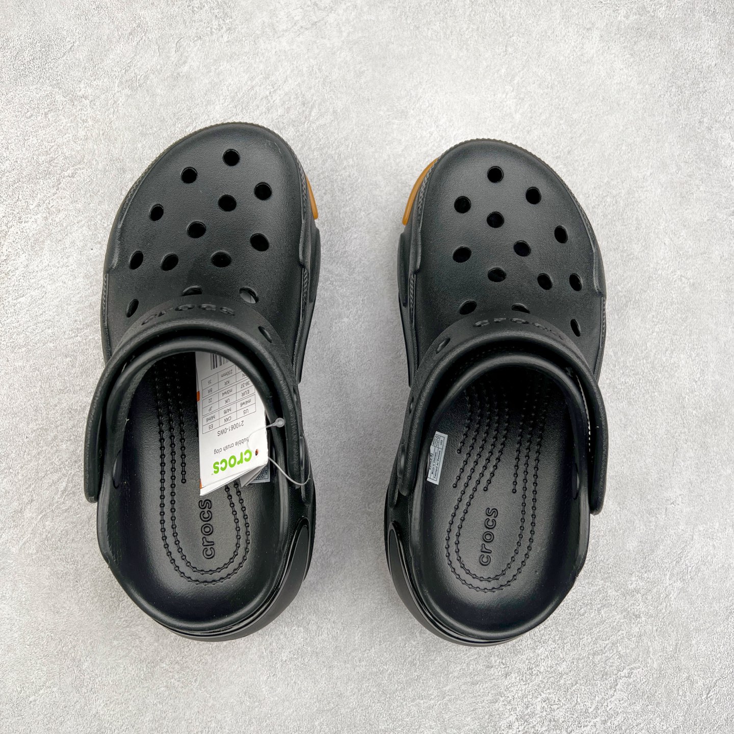 图片[3]-＃DG莞产 Crocs Bubble Crush Reflector 卡骆驰贝壳泡芙休闲沙滩洞洞鞋拖鞋凉鞋鞋 透明防水袋包装 注意配件需单独购买 超轻Croslite专利材料打造 鞋面更加耐用易清洗 该鞋款轻盈舒适 2002年 经典克骆格诞生 秉承外形简单 穿着舒适的初衷 不断为消费者带来舒适的穿着体验 穿出“趣”味 鞋面洞洞可搭彰显个性的智必星 一鞋两穿 可调节式后跟带增添鞋身的稳固性能 放前面变成愜意舒适的凉拖 放后面行走跑跳更加稳妥 Croslite ™材料 封闭式细胞树脂 能够在体温作用下自动变形以适应脚部形状 涉水性优秀的同时易于清洁 抓地力强 不易打滑 Crocs的核心理念：轻便 灵活 全方位的舒适感 同步官方尺码：M4（36-37） M5（37-38）M6（38-39）M7（39-40）-选品中心