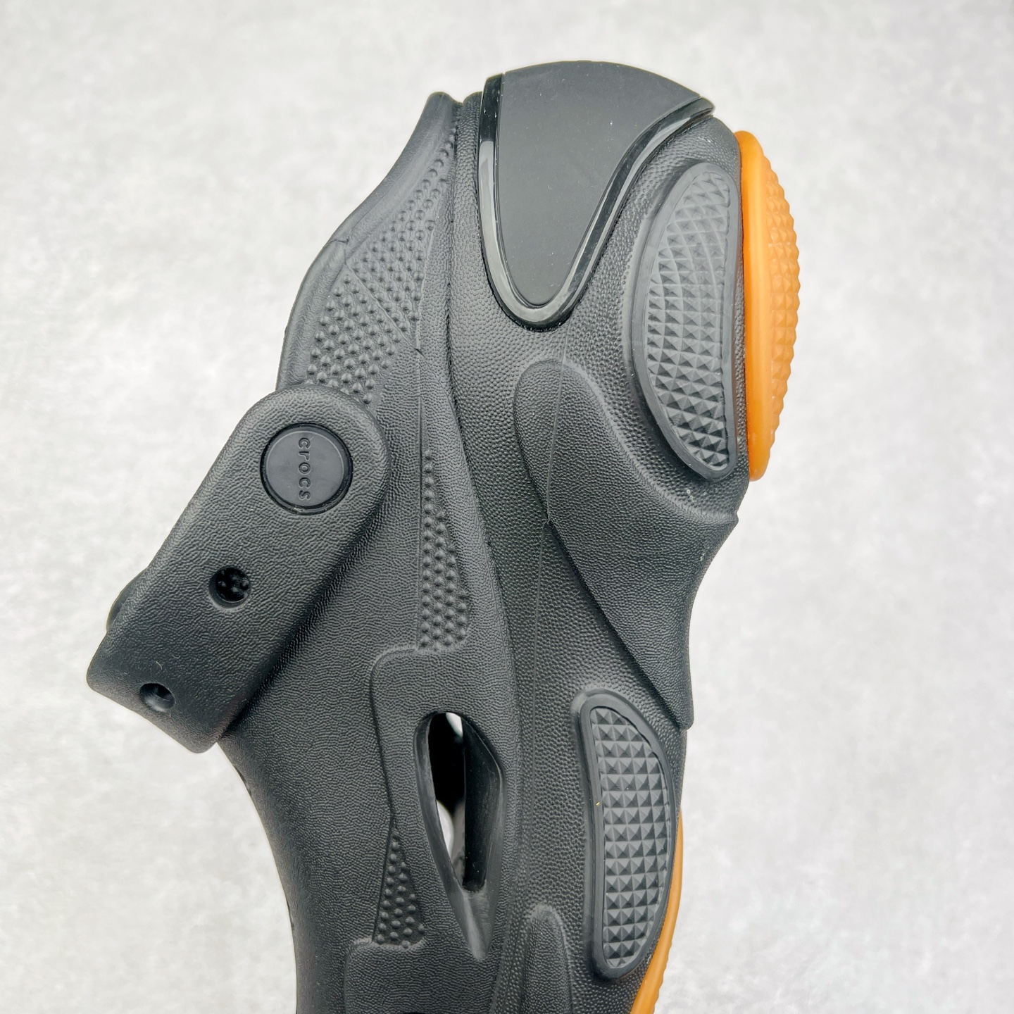 图片[7]-＃DG莞产 Crocs Bubble Crush Reflector 卡骆驰贝壳泡芙休闲沙滩洞洞鞋拖鞋凉鞋鞋 透明防水袋包装 注意配件需单独购买 超轻Croslite专利材料打造 鞋面更加耐用易清洗 该鞋款轻盈舒适 2002年 经典克骆格诞生 秉承外形简单 穿着舒适的初衷 不断为消费者带来舒适的穿着体验 穿出“趣”味 鞋面洞洞可搭彰显个性的智必星 一鞋两穿 可调节式后跟带增添鞋身的稳固性能 放前面变成愜意舒适的凉拖 放后面行走跑跳更加稳妥 Croslite ™材料 封闭式细胞树脂 能够在体温作用下自动变形以适应脚部形状 涉水性优秀的同时易于清洁 抓地力强 不易打滑 Crocs的核心理念：轻便 灵活 全方位的舒适感 同步官方尺码：M4（36-37） M5（37-38）M6（38-39）M7（39-40）-选品中心