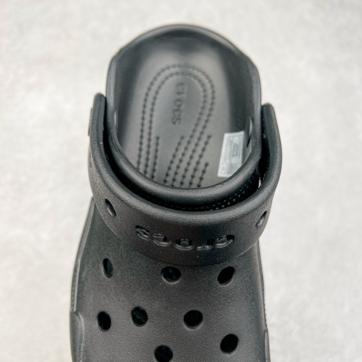 图片[5]-＃DG莞产 Crocs Bubble Crush Reflector 卡骆驰贝壳泡芙休闲沙滩洞洞鞋拖鞋凉鞋鞋 透明防水袋包装 注意配件需单独购买 超轻Croslite专利材料打造 鞋面更加耐用易清洗 该鞋款轻盈舒适 2002年 经典克骆格诞生 秉承外形简单 穿着舒适的初衷 不断为消费者带来舒适的穿着体验 穿出“趣”味 鞋面洞洞可搭彰显个性的智必星 一鞋两穿 可调节式后跟带增添鞋身的稳固性能 放前面变成愜意舒适的凉拖 放后面行走跑跳更加稳妥 Croslite ™材料 封闭式细胞树脂 能够在体温作用下自动变形以适应脚部形状 涉水性优秀的同时易于清洁 抓地力强 不易打滑 Crocs的核心理念：轻便 灵活 全方位的舒适感 同步官方尺码：M4（36-37） M5（37-38）M6（38-39）M7（39-40）-选品中心