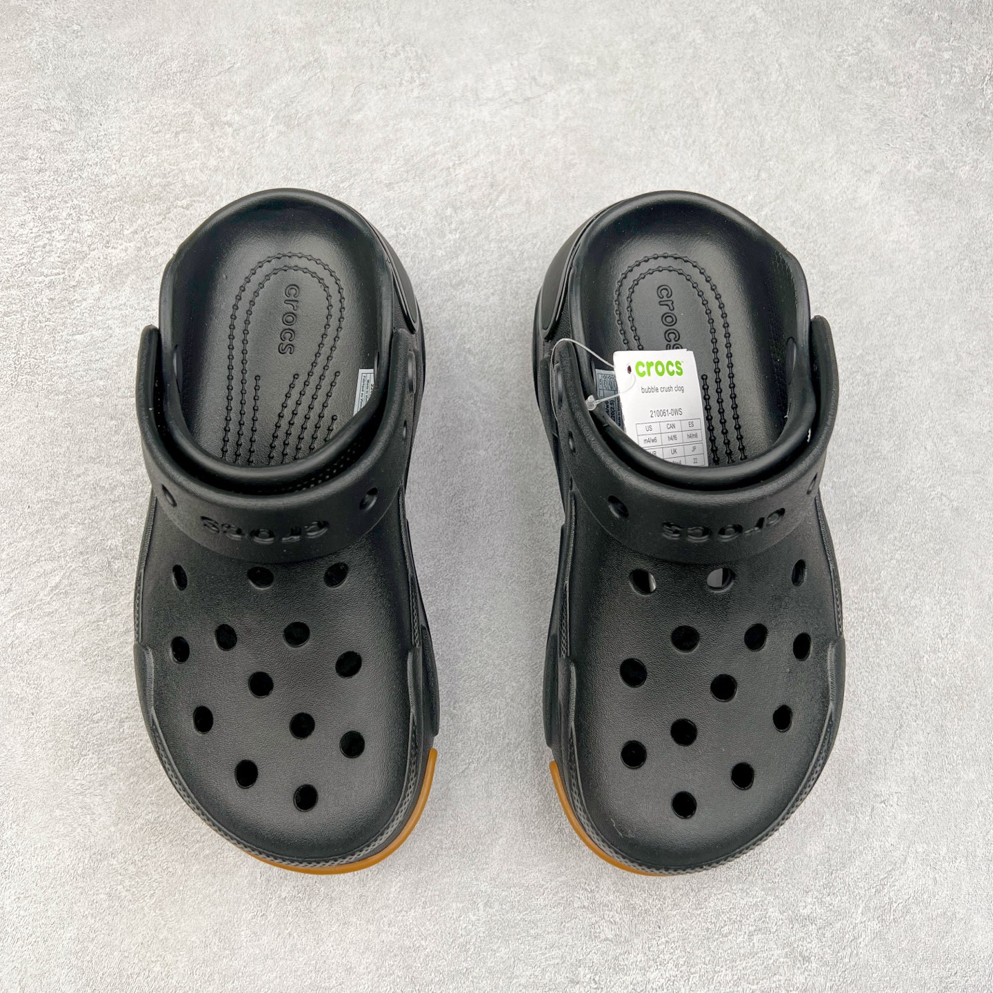 图片[2]-＃DG莞产 Crocs Bubble Crush Reflector 卡骆驰贝壳泡芙休闲沙滩洞洞鞋拖鞋凉鞋鞋 透明防水袋包装 注意配件需单独购买 超轻Croslite专利材料打造 鞋面更加耐用易清洗 该鞋款轻盈舒适 2002年 经典克骆格诞生 秉承外形简单 穿着舒适的初衷 不断为消费者带来舒适的穿着体验 穿出“趣”味 鞋面洞洞可搭彰显个性的智必星 一鞋两穿 可调节式后跟带增添鞋身的稳固性能 放前面变成愜意舒适的凉拖 放后面行走跑跳更加稳妥 Croslite ™材料 封闭式细胞树脂 能够在体温作用下自动变形以适应脚部形状 涉水性优秀的同时易于清洁 抓地力强 不易打滑 Crocs的核心理念：轻便 灵活 全方位的舒适感 同步官方尺码：M4（36-37） M5（37-38）M6（38-39）M7（39-40）-选品中心