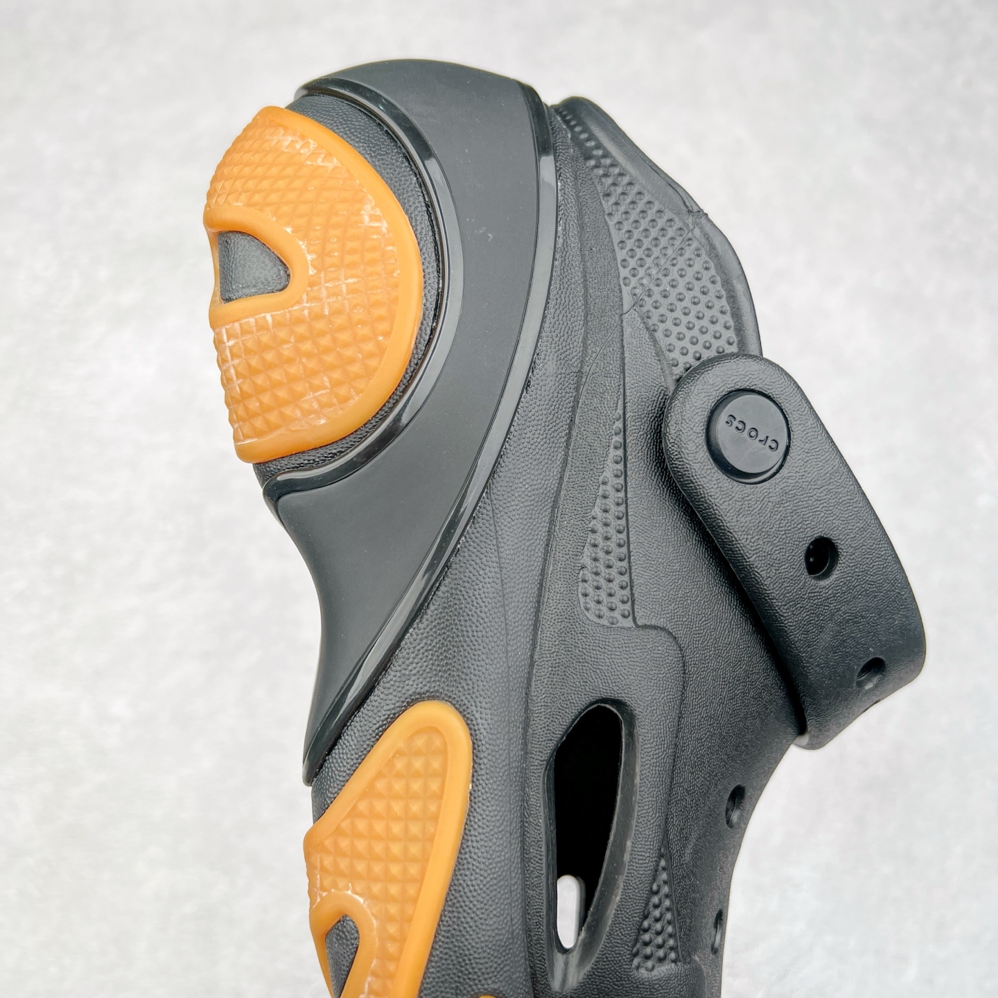 图片[6]-＃DG莞产 Crocs Bubble Crush Reflector 卡骆驰贝壳泡芙休闲沙滩洞洞鞋拖鞋凉鞋鞋 透明防水袋包装 注意配件需单独购买 超轻Croslite专利材料打造 鞋面更加耐用易清洗 该鞋款轻盈舒适 2002年 经典克骆格诞生 秉承外形简单 穿着舒适的初衷 不断为消费者带来舒适的穿着体验 穿出“趣”味 鞋面洞洞可搭彰显个性的智必星 一鞋两穿 可调节式后跟带增添鞋身的稳固性能 放前面变成愜意舒适的凉拖 放后面行走跑跳更加稳妥 Croslite ™材料 封闭式细胞树脂 能够在体温作用下自动变形以适应脚部形状 涉水性优秀的同时易于清洁 抓地力强 不易打滑 Crocs的核心理念：轻便 灵活 全方位的舒适感 同步官方尺码：M4（36-37） M5（37-38）M6（38-39）M7（39-40）-选品中心