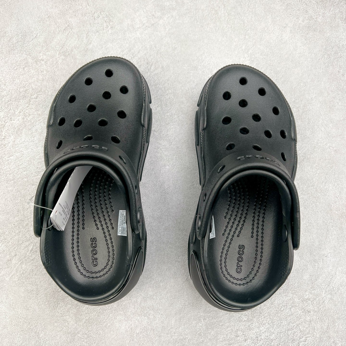 图片[3]-＃DG莞产 Crocs Bubble Crush Reflector 卡骆驰贝壳泡芙休闲沙滩洞洞鞋拖鞋凉鞋鞋 透明防水袋包装 注意配件需单独购买 超轻Croslite专利材料打造 鞋面更加耐用易清洗 该鞋款轻盈舒适 2002年 经典克骆格诞生 秉承外形简单 穿着舒适的初衷 不断为消费者带来舒适的穿着体验 穿出“趣”味 鞋面洞洞可搭彰显个性的智必星 一鞋两穿 可调节式后跟带增添鞋身的稳固性能 放前面变成愜意舒适的凉拖 放后面行走跑跳更加稳妥 Croslite ™材料 封闭式细胞树脂 能够在体温作用下自动变形以适应脚部形状 涉水性优秀的同时易于清洁 抓地力强 不易打滑 Crocs的核心理念：轻便 灵活 全方位的舒适感 同步官方尺码：M4（36-37） M5（37-38）M6（38-39）M7（39-40）-选品中心