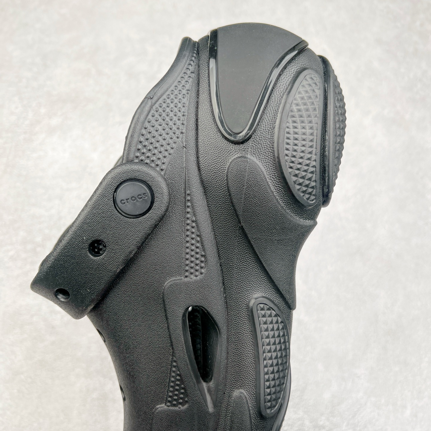 图片[7]-＃DG莞产 Crocs Bubble Crush Reflector 卡骆驰贝壳泡芙休闲沙滩洞洞鞋拖鞋凉鞋鞋 透明防水袋包装 注意配件需单独购买 超轻Croslite专利材料打造 鞋面更加耐用易清洗 该鞋款轻盈舒适 2002年 经典克骆格诞生 秉承外形简单 穿着舒适的初衷 不断为消费者带来舒适的穿着体验 穿出“趣”味 鞋面洞洞可搭彰显个性的智必星 一鞋两穿 可调节式后跟带增添鞋身的稳固性能 放前面变成愜意舒适的凉拖 放后面行走跑跳更加稳妥 Croslite ™材料 封闭式细胞树脂 能够在体温作用下自动变形以适应脚部形状 涉水性优秀的同时易于清洁 抓地力强 不易打滑 Crocs的核心理念：轻便 灵活 全方位的舒适感 同步官方尺码：M4（36-37） M5（37-38）M6（38-39）M7（39-40）-选品中心