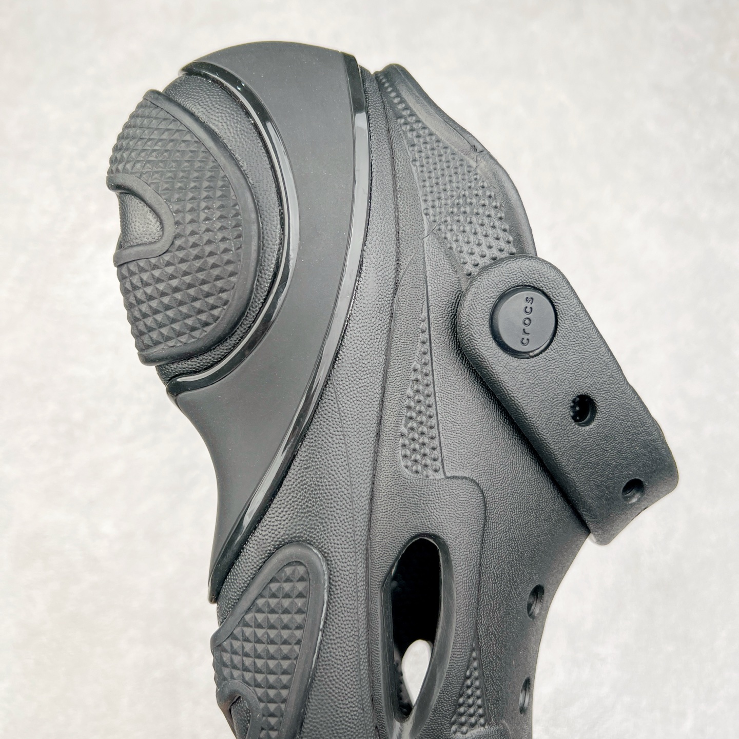 图片[6]-＃DG莞产 Crocs Bubble Crush Reflector 卡骆驰贝壳泡芙休闲沙滩洞洞鞋拖鞋凉鞋鞋 透明防水袋包装 注意配件需单独购买 超轻Croslite专利材料打造 鞋面更加耐用易清洗 该鞋款轻盈舒适 2002年 经典克骆格诞生 秉承外形简单 穿着舒适的初衷 不断为消费者带来舒适的穿着体验 穿出“趣”味 鞋面洞洞可搭彰显个性的智必星 一鞋两穿 可调节式后跟带增添鞋身的稳固性能 放前面变成愜意舒适的凉拖 放后面行走跑跳更加稳妥 Croslite ™材料 封闭式细胞树脂 能够在体温作用下自动变形以适应脚部形状 涉水性优秀的同时易于清洁 抓地力强 不易打滑 Crocs的核心理念：轻便 灵活 全方位的舒适感 同步官方尺码：M4（36-37） M5（37-38）M6（38-39）M7（39-40）-选品中心