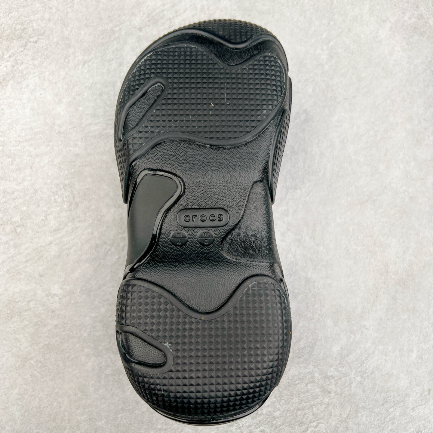 图片[9]-＃DG莞产 Crocs Bubble Crush Reflector 卡骆驰贝壳泡芙休闲沙滩洞洞鞋拖鞋凉鞋鞋 透明防水袋包装 注意配件需单独购买 超轻Croslite专利材料打造 鞋面更加耐用易清洗 该鞋款轻盈舒适 2002年 经典克骆格诞生 秉承外形简单 穿着舒适的初衷 不断为消费者带来舒适的穿着体验 穿出“趣”味 鞋面洞洞可搭彰显个性的智必星 一鞋两穿 可调节式后跟带增添鞋身的稳固性能 放前面变成愜意舒适的凉拖 放后面行走跑跳更加稳妥 Croslite ™材料 封闭式细胞树脂 能够在体温作用下自动变形以适应脚部形状 涉水性优秀的同时易于清洁 抓地力强 不易打滑 Crocs的核心理念：轻便 灵活 全方位的舒适感 同步官方尺码：M4（36-37） M5（37-38）M6（38-39）M7（39-40）-选品中心