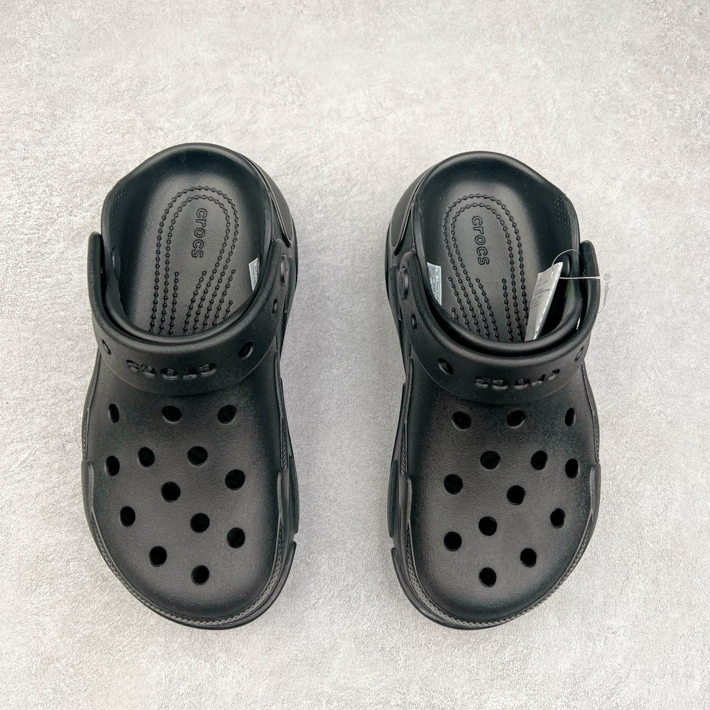 图片[2]-＃DG莞产 Crocs Bubble Crush Reflector 卡骆驰贝壳泡芙休闲沙滩洞洞鞋拖鞋凉鞋鞋 透明防水袋包装 注意配件需单独购买 超轻Croslite专利材料打造 鞋面更加耐用易清洗 该鞋款轻盈舒适 2002年 经典克骆格诞生 秉承外形简单 穿着舒适的初衷 不断为消费者带来舒适的穿着体验 穿出“趣”味 鞋面洞洞可搭彰显个性的智必星 一鞋两穿 可调节式后跟带增添鞋身的稳固性能 放前面变成愜意舒适的凉拖 放后面行走跑跳更加稳妥 Croslite ™材料 封闭式细胞树脂 能够在体温作用下自动变形以适应脚部形状 涉水性优秀的同时易于清洁 抓地力强 不易打滑 Crocs的核心理念：轻便 灵活 全方位的舒适感 同步官方尺码：M4（36-37） M5（37-38）M6（38-39）M7（39-40）-选品中心