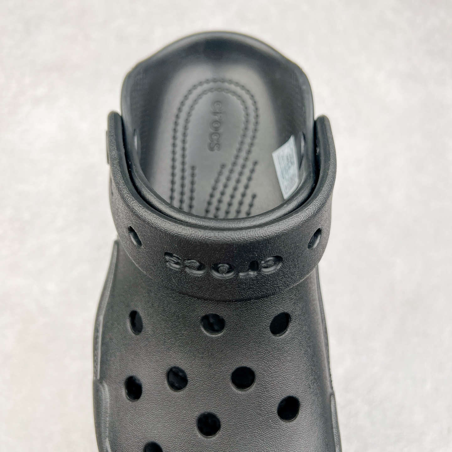 图片[5]-＃DG莞产 Crocs Bubble Crush Reflector 卡骆驰贝壳泡芙休闲沙滩洞洞鞋拖鞋凉鞋鞋 透明防水袋包装 注意配件需单独购买 超轻Croslite专利材料打造 鞋面更加耐用易清洗 该鞋款轻盈舒适 2002年 经典克骆格诞生 秉承外形简单 穿着舒适的初衷 不断为消费者带来舒适的穿着体验 穿出“趣”味 鞋面洞洞可搭彰显个性的智必星 一鞋两穿 可调节式后跟带增添鞋身的稳固性能 放前面变成愜意舒适的凉拖 放后面行走跑跳更加稳妥 Croslite ™材料 封闭式细胞树脂 能够在体温作用下自动变形以适应脚部形状 涉水性优秀的同时易于清洁 抓地力强 不易打滑 Crocs的核心理念：轻便 灵活 全方位的舒适感 同步官方尺码：M4（36-37） M5（37-38）M6（38-39）M7（39-40）-选品中心