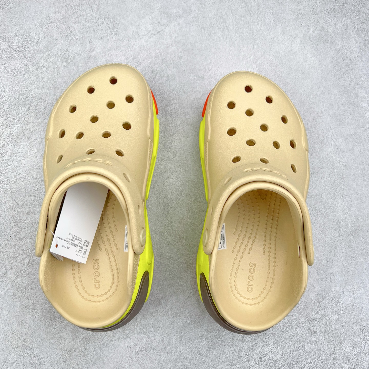 图片[3]-＃DG莞产 Crocs Bubble Crush Reflector 卡骆驰贝壳泡芙休闲沙滩洞洞鞋拖鞋凉鞋鞋 透明防水袋包装 注意配件需单独购买 超轻Croslite专利材料打造 鞋面更加耐用易清洗 该鞋款轻盈舒适 2002年 经典克骆格诞生 秉承外形简单 穿着舒适的初衷 不断为消费者带来舒适的穿着体验 穿出“趣”味 鞋面洞洞可搭彰显个性的智必星 一鞋两穿 可调节式后跟带增添鞋身的稳固性能 放前面变成愜意舒适的凉拖 放后面行走跑跳更加稳妥 Croslite ™材料 封闭式细胞树脂 能够在体温作用下自动变形以适应脚部形状 涉水性优秀的同时易于清洁 抓地力强 不易打滑 Crocs的核心理念：轻便 灵活 全方位的舒适感 同步官方尺码：M4（36-37） M5（37-38）M6（38-39）M7（39-40）-选品中心