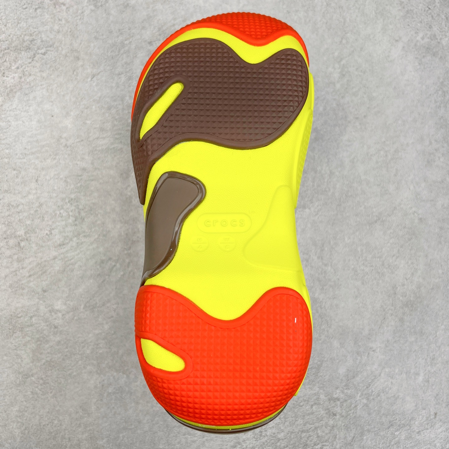 图片[9]-＃DG莞产 Crocs Bubble Crush Reflector 卡骆驰贝壳泡芙休闲沙滩洞洞鞋拖鞋凉鞋鞋 透明防水袋包装 注意配件需单独购买 超轻Croslite专利材料打造 鞋面更加耐用易清洗 该鞋款轻盈舒适 2002年 经典克骆格诞生 秉承外形简单 穿着舒适的初衷 不断为消费者带来舒适的穿着体验 穿出“趣”味 鞋面洞洞可搭彰显个性的智必星 一鞋两穿 可调节式后跟带增添鞋身的稳固性能 放前面变成愜意舒适的凉拖 放后面行走跑跳更加稳妥 Croslite ™材料 封闭式细胞树脂 能够在体温作用下自动变形以适应脚部形状 涉水性优秀的同时易于清洁 抓地力强 不易打滑 Crocs的核心理念：轻便 灵活 全方位的舒适感 同步官方尺码：M4（36-37） M5（37-38）M6（38-39）M7（39-40）-选品中心