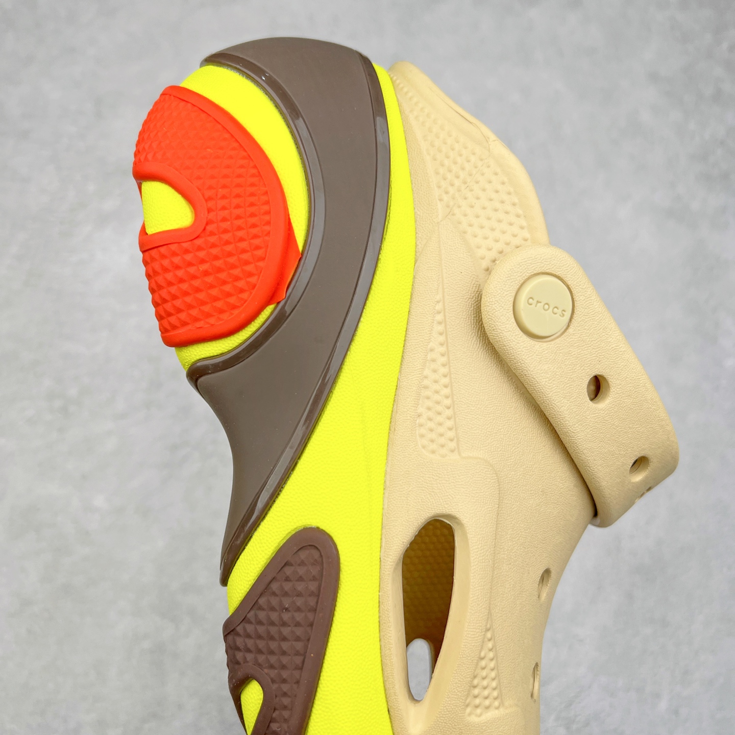 图片[6]-＃DG莞产 Crocs Bubble Crush Reflector 卡骆驰贝壳泡芙休闲沙滩洞洞鞋拖鞋凉鞋鞋 透明防水袋包装 注意配件需单独购买 超轻Croslite专利材料打造 鞋面更加耐用易清洗 该鞋款轻盈舒适 2002年 经典克骆格诞生 秉承外形简单 穿着舒适的初衷 不断为消费者带来舒适的穿着体验 穿出“趣”味 鞋面洞洞可搭彰显个性的智必星 一鞋两穿 可调节式后跟带增添鞋身的稳固性能 放前面变成愜意舒适的凉拖 放后面行走跑跳更加稳妥 Croslite ™材料 封闭式细胞树脂 能够在体温作用下自动变形以适应脚部形状 涉水性优秀的同时易于清洁 抓地力强 不易打滑 Crocs的核心理念：轻便 灵活 全方位的舒适感 同步官方尺码：M4（36-37） M5（37-38）M6（38-39）M7（39-40）-选品中心