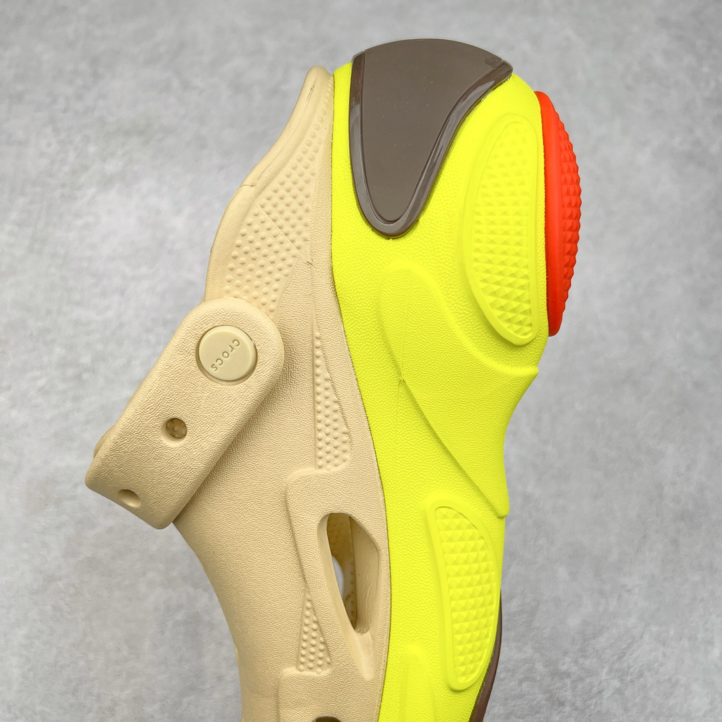 图片[7]-＃DG莞产 Crocs Bubble Crush Reflector 卡骆驰贝壳泡芙休闲沙滩洞洞鞋拖鞋凉鞋鞋 透明防水袋包装 注意配件需单独购买 超轻Croslite专利材料打造 鞋面更加耐用易清洗 该鞋款轻盈舒适 2002年 经典克骆格诞生 秉承外形简单 穿着舒适的初衷 不断为消费者带来舒适的穿着体验 穿出“趣”味 鞋面洞洞可搭彰显个性的智必星 一鞋两穿 可调节式后跟带增添鞋身的稳固性能 放前面变成愜意舒适的凉拖 放后面行走跑跳更加稳妥 Croslite ™材料 封闭式细胞树脂 能够在体温作用下自动变形以适应脚部形状 涉水性优秀的同时易于清洁 抓地力强 不易打滑 Crocs的核心理念：轻便 灵活 全方位的舒适感 同步官方尺码：M4（36-37） M5（37-38）M6（38-39）M7（39-40）-选品中心