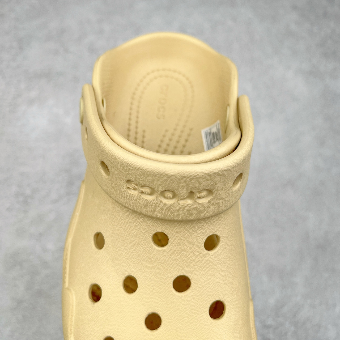 图片[5]-＃DG莞产 Crocs Bubble Crush Reflector 卡骆驰贝壳泡芙休闲沙滩洞洞鞋拖鞋凉鞋鞋 透明防水袋包装 注意配件需单独购买 超轻Croslite专利材料打造 鞋面更加耐用易清洗 该鞋款轻盈舒适 2002年 经典克骆格诞生 秉承外形简单 穿着舒适的初衷 不断为消费者带来舒适的穿着体验 穿出“趣”味 鞋面洞洞可搭彰显个性的智必星 一鞋两穿 可调节式后跟带增添鞋身的稳固性能 放前面变成愜意舒适的凉拖 放后面行走跑跳更加稳妥 Croslite ™材料 封闭式细胞树脂 能够在体温作用下自动变形以适应脚部形状 涉水性优秀的同时易于清洁 抓地力强 不易打滑 Crocs的核心理念：轻便 灵活 全方位的舒适感 同步官方尺码：M4（36-37） M5（37-38）M6（38-39）M7（39-40）-选品中心