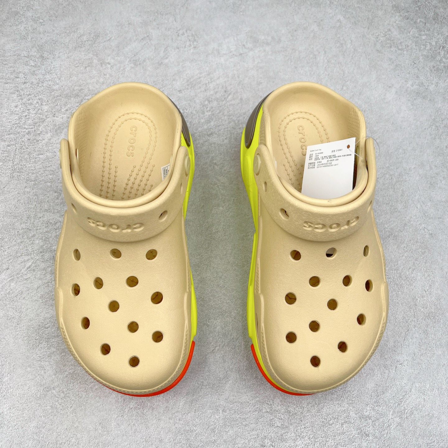 图片[2]-＃DG莞产 Crocs Bubble Crush Reflector 卡骆驰贝壳泡芙休闲沙滩洞洞鞋拖鞋凉鞋鞋 透明防水袋包装 注意配件需单独购买 超轻Croslite专利材料打造 鞋面更加耐用易清洗 该鞋款轻盈舒适 2002年 经典克骆格诞生 秉承外形简单 穿着舒适的初衷 不断为消费者带来舒适的穿着体验 穿出“趣”味 鞋面洞洞可搭彰显个性的智必星 一鞋两穿 可调节式后跟带增添鞋身的稳固性能 放前面变成愜意舒适的凉拖 放后面行走跑跳更加稳妥 Croslite ™材料 封闭式细胞树脂 能够在体温作用下自动变形以适应脚部形状 涉水性优秀的同时易于清洁 抓地力强 不易打滑 Crocs的核心理念：轻便 灵活 全方位的舒适感 同步官方尺码：M4（36-37） M5（37-38）M6（38-39）M7（39-40）-选品中心