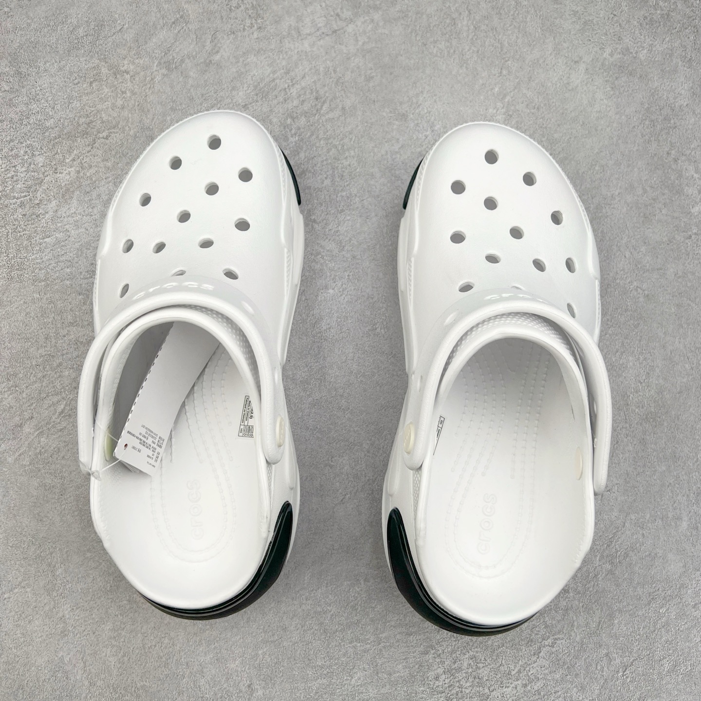 图片[3]-＃DG莞产 Crocs Bubble Crush Reflector 卡骆驰贝壳泡芙休闲沙滩洞洞鞋拖鞋凉鞋鞋 透明防水袋包装 注意配件需单独购买 超轻Croslite专利材料打造 鞋面更加耐用易清洗 该鞋款轻盈舒适 2002年 经典克骆格诞生 秉承外形简单 穿着舒适的初衷 不断为消费者带来舒适的穿着体验 穿出“趣”味 鞋面洞洞可搭彰显个性的智必星 一鞋两穿 可调节式后跟带增添鞋身的稳固性能 放前面变成愜意舒适的凉拖 放后面行走跑跳更加稳妥 Croslite ™材料 封闭式细胞树脂 能够在体温作用下自动变形以适应脚部形状 涉水性优秀的同时易于清洁 抓地力强 不易打滑 Crocs的核心理念：轻便 灵活 全方位的舒适感 同步官方尺码：M4（36-37） M5（37-38）M6（38-39）M7（39-40）-选品中心