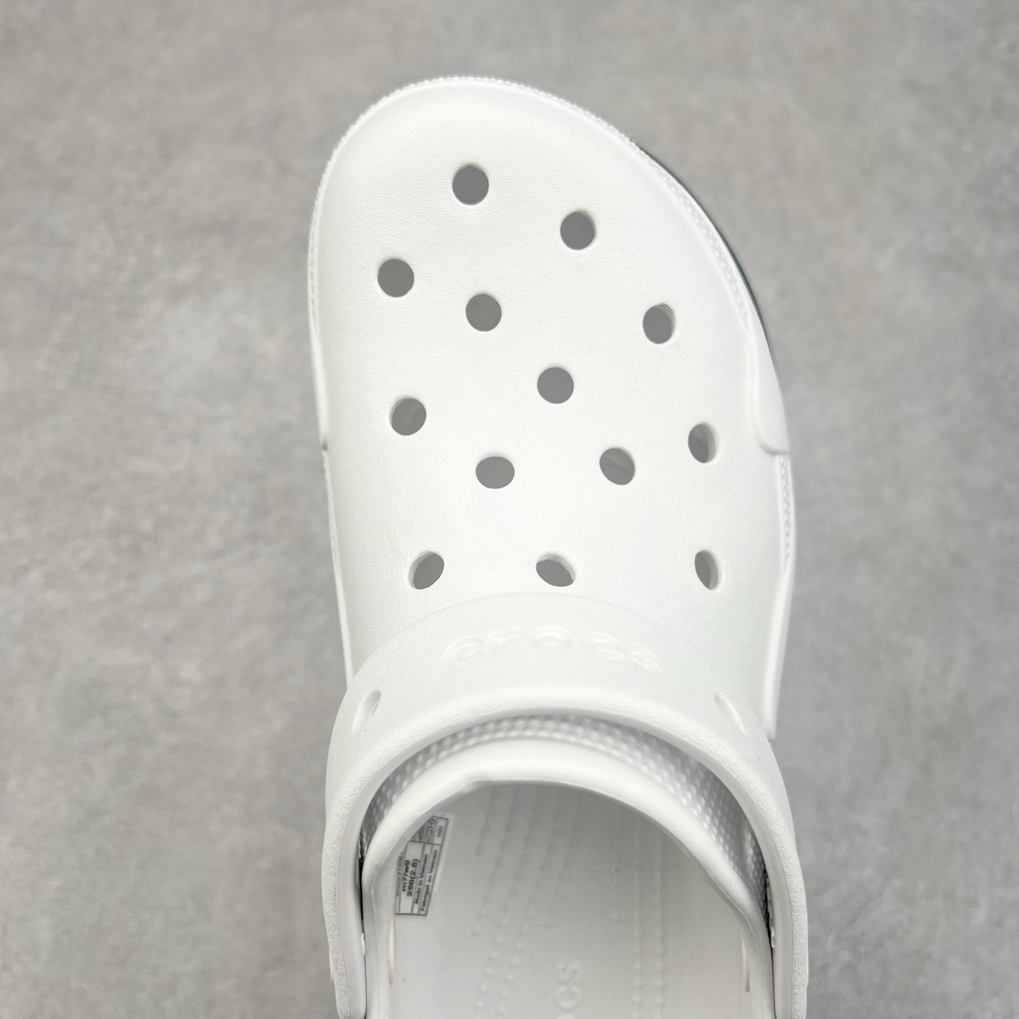 图片[4]-＃DG莞产 Crocs Bubble Crush Reflector 卡骆驰贝壳泡芙休闲沙滩洞洞鞋拖鞋凉鞋鞋 透明防水袋包装 注意配件需单独购买 超轻Croslite专利材料打造 鞋面更加耐用易清洗 该鞋款轻盈舒适 2002年 经典克骆格诞生 秉承外形简单 穿着舒适的初衷 不断为消费者带来舒适的穿着体验 穿出“趣”味 鞋面洞洞可搭彰显个性的智必星 一鞋两穿 可调节式后跟带增添鞋身的稳固性能 放前面变成愜意舒适的凉拖 放后面行走跑跳更加稳妥 Croslite ™材料 封闭式细胞树脂 能够在体温作用下自动变形以适应脚部形状 涉水性优秀的同时易于清洁 抓地力强 不易打滑 Crocs的核心理念：轻便 灵活 全方位的舒适感 同步官方尺码：M4（36-37） M5（37-38）M6（38-39）M7（39-40）-选品中心