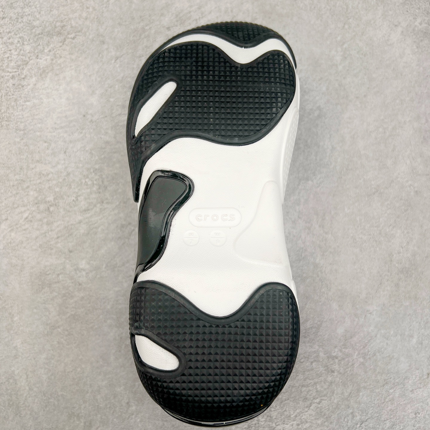 图片[9]-＃DG莞产 Crocs Bubble Crush Reflector 卡骆驰贝壳泡芙休闲沙滩洞洞鞋拖鞋凉鞋鞋 透明防水袋包装 注意配件需单独购买 超轻Croslite专利材料打造 鞋面更加耐用易清洗 该鞋款轻盈舒适 2002年 经典克骆格诞生 秉承外形简单 穿着舒适的初衷 不断为消费者带来舒适的穿着体验 穿出“趣”味 鞋面洞洞可搭彰显个性的智必星 一鞋两穿 可调节式后跟带增添鞋身的稳固性能 放前面变成愜意舒适的凉拖 放后面行走跑跳更加稳妥 Croslite ™材料 封闭式细胞树脂 能够在体温作用下自动变形以适应脚部形状 涉水性优秀的同时易于清洁 抓地力强 不易打滑 Crocs的核心理念：轻便 灵活 全方位的舒适感 同步官方尺码：M4（36-37） M5（37-38）M6（38-39）M7（39-40）-选品中心