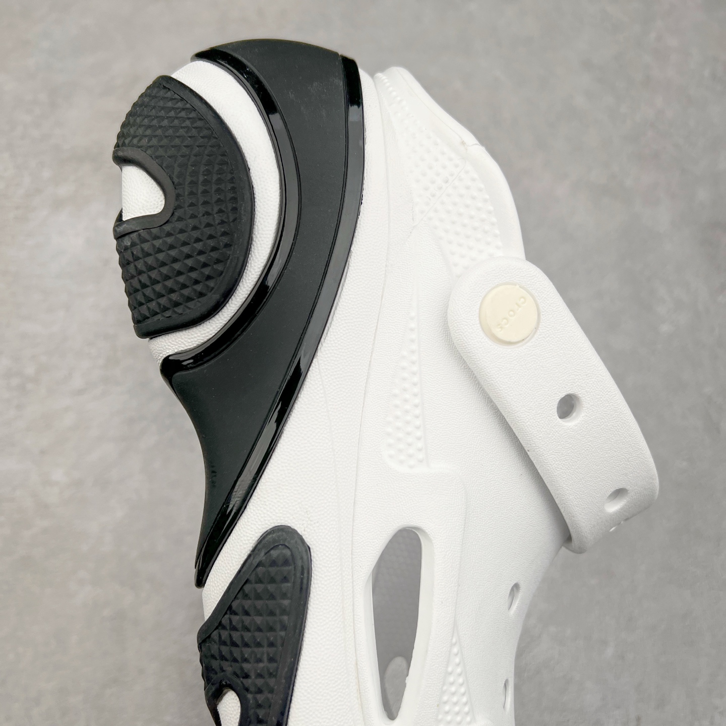 图片[6]-＃DG莞产 Crocs Bubble Crush Reflector 卡骆驰贝壳泡芙休闲沙滩洞洞鞋拖鞋凉鞋鞋 透明防水袋包装 注意配件需单独购买 超轻Croslite专利材料打造 鞋面更加耐用易清洗 该鞋款轻盈舒适 2002年 经典克骆格诞生 秉承外形简单 穿着舒适的初衷 不断为消费者带来舒适的穿着体验 穿出“趣”味 鞋面洞洞可搭彰显个性的智必星 一鞋两穿 可调节式后跟带增添鞋身的稳固性能 放前面变成愜意舒适的凉拖 放后面行走跑跳更加稳妥 Croslite ™材料 封闭式细胞树脂 能够在体温作用下自动变形以适应脚部形状 涉水性优秀的同时易于清洁 抓地力强 不易打滑 Crocs的核心理念：轻便 灵活 全方位的舒适感 同步官方尺码：M4（36-37） M5（37-38）M6（38-39）M7（39-40）-选品中心