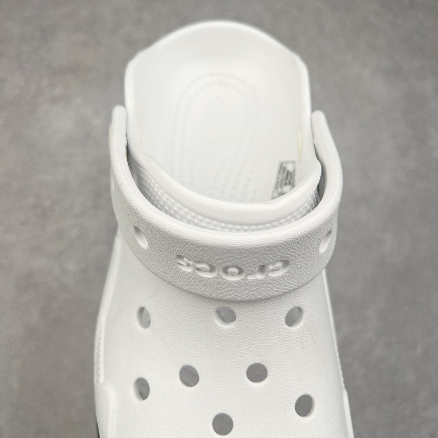 图片[5]-＃DG莞产 Crocs Bubble Crush Reflector 卡骆驰贝壳泡芙休闲沙滩洞洞鞋拖鞋凉鞋鞋 透明防水袋包装 注意配件需单独购买 超轻Croslite专利材料打造 鞋面更加耐用易清洗 该鞋款轻盈舒适 2002年 经典克骆格诞生 秉承外形简单 穿着舒适的初衷 不断为消费者带来舒适的穿着体验 穿出“趣”味 鞋面洞洞可搭彰显个性的智必星 一鞋两穿 可调节式后跟带增添鞋身的稳固性能 放前面变成愜意舒适的凉拖 放后面行走跑跳更加稳妥 Croslite ™材料 封闭式细胞树脂 能够在体温作用下自动变形以适应脚部形状 涉水性优秀的同时易于清洁 抓地力强 不易打滑 Crocs的核心理念：轻便 灵活 全方位的舒适感 同步官方尺码：M4（36-37） M5（37-38）M6（38-39）M7（39-40）-选品中心