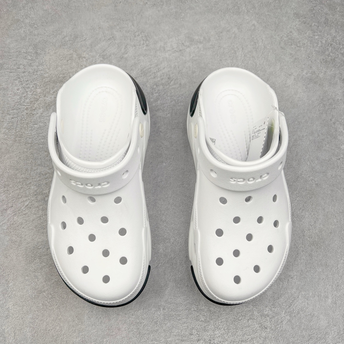 图片[2]-＃DG莞产 Crocs Bubble Crush Reflector 卡骆驰贝壳泡芙休闲沙滩洞洞鞋拖鞋凉鞋鞋 透明防水袋包装 注意配件需单独购买 超轻Croslite专利材料打造 鞋面更加耐用易清洗 该鞋款轻盈舒适 2002年 经典克骆格诞生 秉承外形简单 穿着舒适的初衷 不断为消费者带来舒适的穿着体验 穿出“趣”味 鞋面洞洞可搭彰显个性的智必星 一鞋两穿 可调节式后跟带增添鞋身的稳固性能 放前面变成愜意舒适的凉拖 放后面行走跑跳更加稳妥 Croslite ™材料 封闭式细胞树脂 能够在体温作用下自动变形以适应脚部形状 涉水性优秀的同时易于清洁 抓地力强 不易打滑 Crocs的核心理念：轻便 灵活 全方位的舒适感 同步官方尺码：M4（36-37） M5（37-38）M6（38-39）M7（39-40）-选品中心