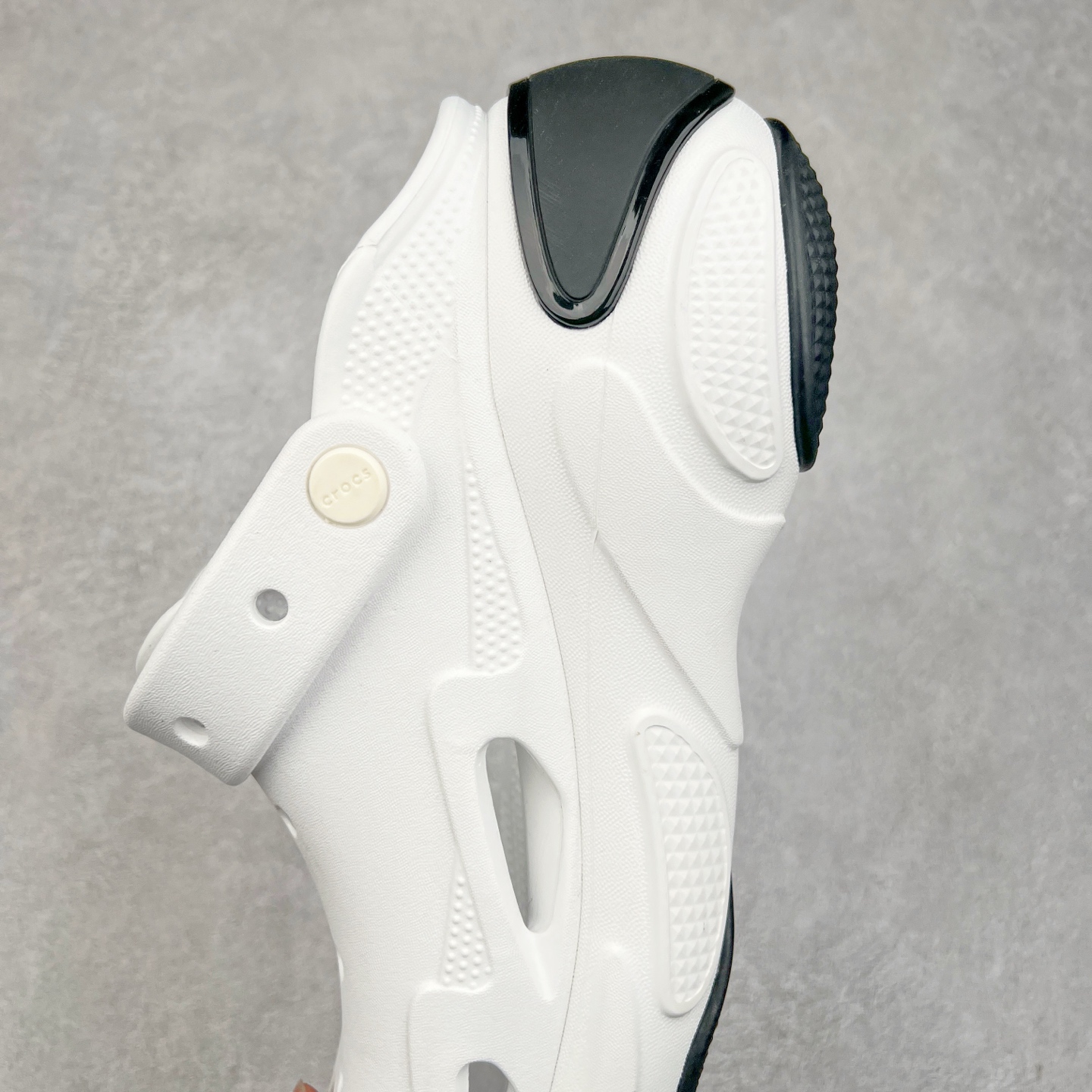 图片[7]-＃DG莞产 Crocs Bubble Crush Reflector 卡骆驰贝壳泡芙休闲沙滩洞洞鞋拖鞋凉鞋鞋 透明防水袋包装 注意配件需单独购买 超轻Croslite专利材料打造 鞋面更加耐用易清洗 该鞋款轻盈舒适 2002年 经典克骆格诞生 秉承外形简单 穿着舒适的初衷 不断为消费者带来舒适的穿着体验 穿出“趣”味 鞋面洞洞可搭彰显个性的智必星 一鞋两穿 可调节式后跟带增添鞋身的稳固性能 放前面变成愜意舒适的凉拖 放后面行走跑跳更加稳妥 Croslite ™材料 封闭式细胞树脂 能够在体温作用下自动变形以适应脚部形状 涉水性优秀的同时易于清洁 抓地力强 不易打滑 Crocs的核心理念：轻便 灵活 全方位的舒适感 同步官方尺码：M4（36-37） M5（37-38）M6（38-39）M7（39-40）-选品中心