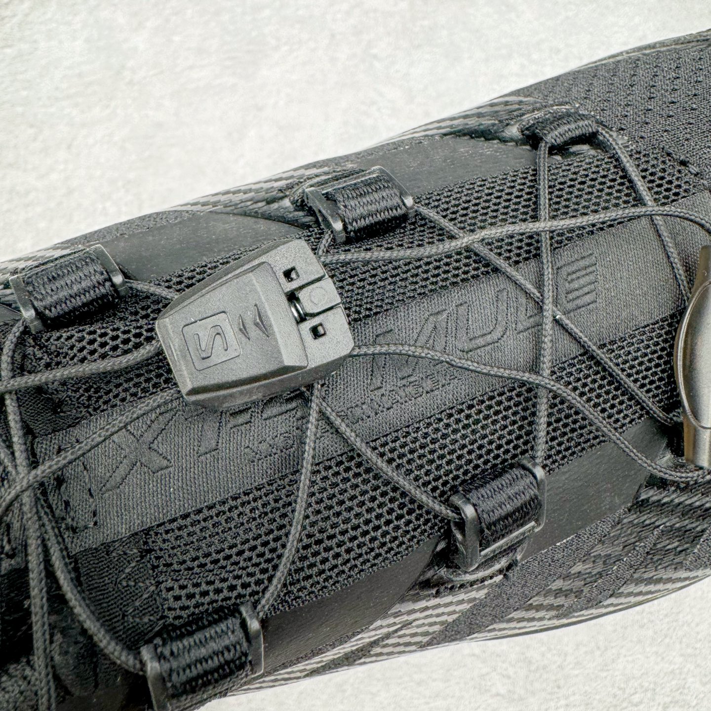 图片[14]-＃GX/绿X MM6 Maison Margiela x SALOMON XT-4 MULE 萨洛蒙联名系列低帮城市越野机能透气休闲运动鞋 鞋舌处附有迷你网眼袋收纳鞋绳以及下方的多色 Logo 标签 接着搭载奶油色 ACS 技术中底以及金色 TPU 塑料部件提升鞋款耐用性 中底与鞋面之间饰有海蓝色条状细节有效增添鞋款层次 最后应用黑色 Contragrip Chevron 外底完成鞋款设计 这次配色颇为高调 两款配色均以绚丽的渐变设计呈现 一款以粉紫渐变主打 另一款以黄绿渐变呈现 视觉效果相当吸睛 鞋面的使用玻璃纤维覆盖物加固 并通过细绳扣系带系统进行锁定 Salomon 的品牌logo 出现在脚后跟和前掌部位 中底虽然偏薄 但非常耐用 与模压塑料ACS 框架以及致密AC2 Muscle 鞋底单元结合 能够提供出色的支撑力和缓冲性 尺码：36 36.5 37.5 38 38.5 39 40 40.5 41 42 42.5 43 44 44.5 45 46.5-选品中心