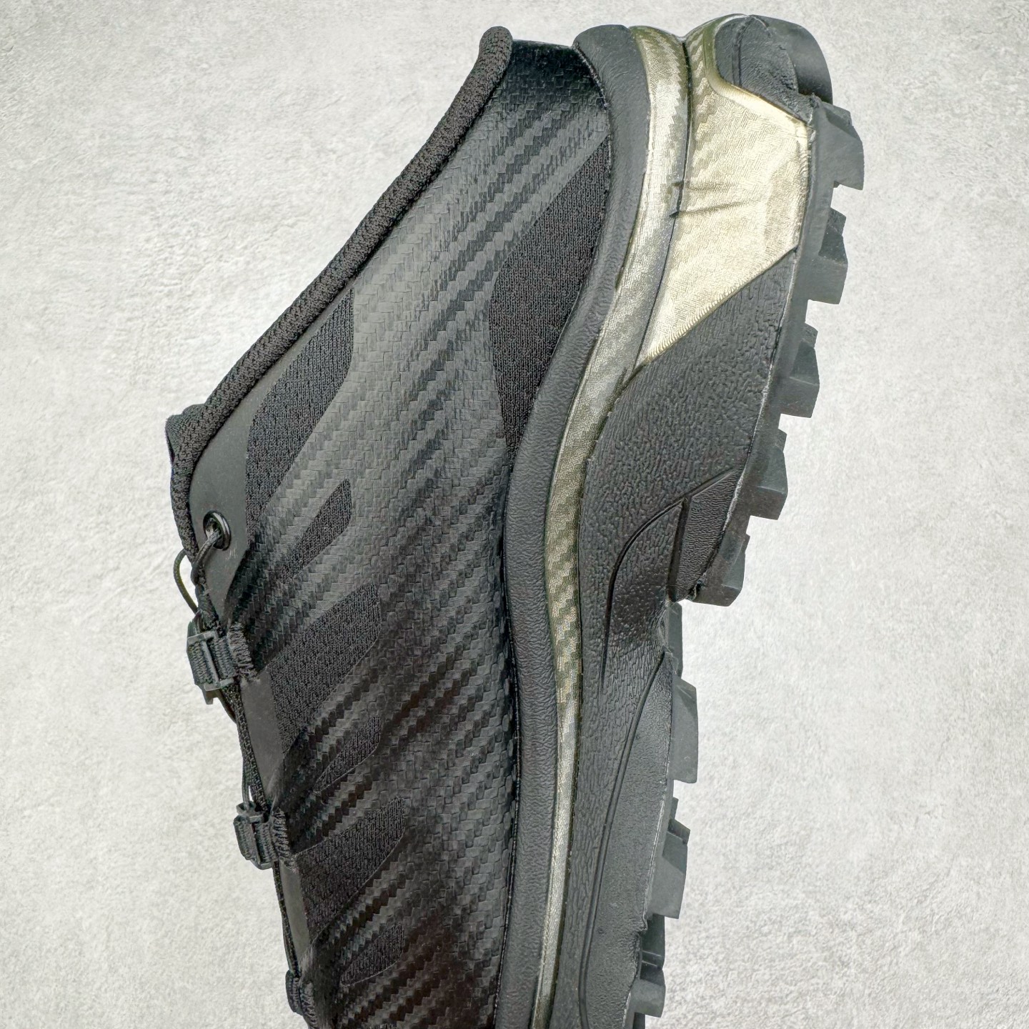 图片[7]-＃GX/绿X MM6 Maison Margiela x SALOMON XT-4 MULE 萨洛蒙联名系列低帮城市越野机能透气休闲运动鞋 鞋舌处附有迷你网眼袋收纳鞋绳以及下方的多色 Logo 标签 接着搭载奶油色 ACS 技术中底以及金色 TPU 塑料部件提升鞋款耐用性 中底与鞋面之间饰有海蓝色条状细节有效增添鞋款层次 最后应用黑色 Contragrip Chevron 外底完成鞋款设计 这次配色颇为高调 两款配色均以绚丽的渐变设计呈现 一款以粉紫渐变主打 另一款以黄绿渐变呈现 视觉效果相当吸睛 鞋面的使用玻璃纤维覆盖物加固 并通过细绳扣系带系统进行锁定 Salomon 的品牌logo 出现在脚后跟和前掌部位 中底虽然偏薄 但非常耐用 与模压塑料ACS 框架以及致密AC2 Muscle 鞋底单元结合 能够提供出色的支撑力和缓冲性 尺码：36 36.5 37.5 38 38.5 39 40 40.5 41 42 42.5 43 44 44.5 45 46.5-选品中心