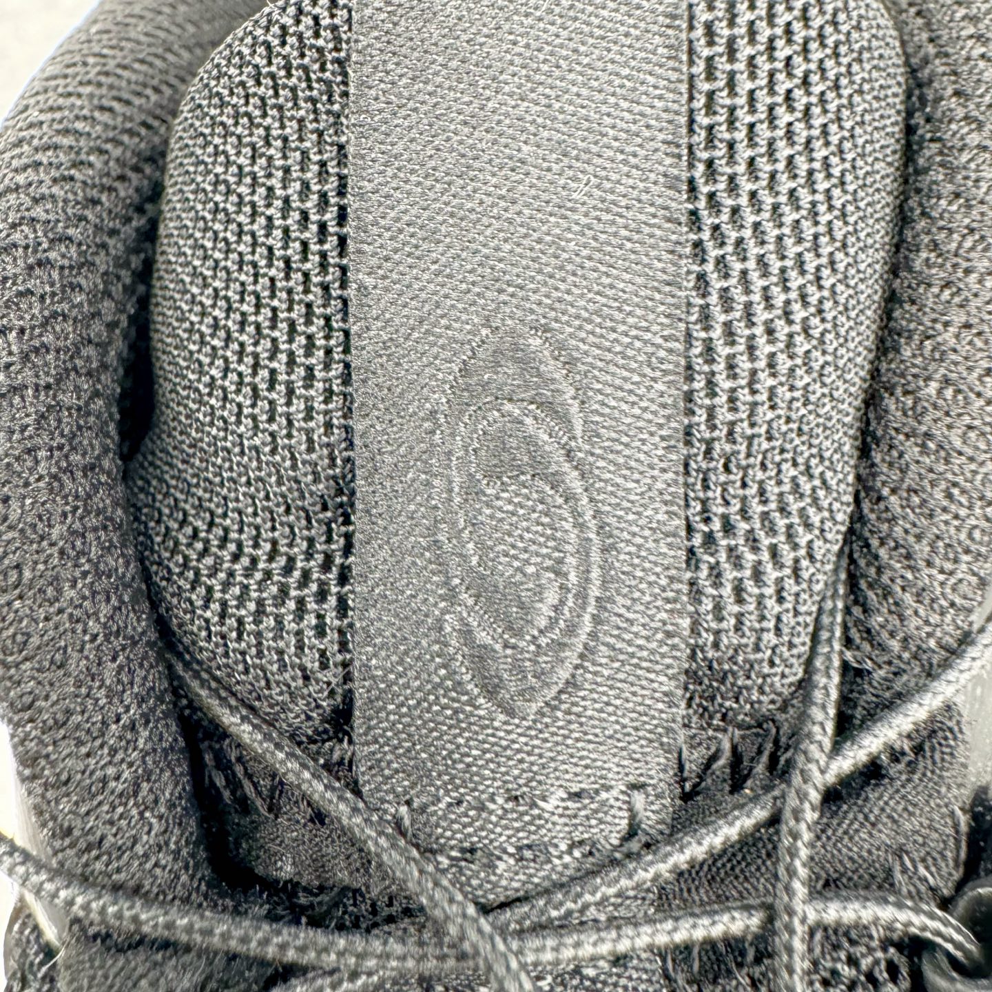 图片[13]-＃GX/绿X MM6 Maison Margiela x SALOMON XT-4 MULE 萨洛蒙联名系列低帮城市越野机能透气休闲运动鞋 鞋舌处附有迷你网眼袋收纳鞋绳以及下方的多色 Logo 标签 接着搭载奶油色 ACS 技术中底以及金色 TPU 塑料部件提升鞋款耐用性 中底与鞋面之间饰有海蓝色条状细节有效增添鞋款层次 最后应用黑色 Contragrip Chevron 外底完成鞋款设计 这次配色颇为高调 两款配色均以绚丽的渐变设计呈现 一款以粉紫渐变主打 另一款以黄绿渐变呈现 视觉效果相当吸睛 鞋面的使用玻璃纤维覆盖物加固 并通过细绳扣系带系统进行锁定 Salomon 的品牌logo 出现在脚后跟和前掌部位 中底虽然偏薄 但非常耐用 与模压塑料ACS 框架以及致密AC2 Muscle 鞋底单元结合 能够提供出色的支撑力和缓冲性 尺码：36 36.5 37.5 38 38.5 39 40 40.5 41 42 42.5 43 44 44.5 45 46.5-选品中心