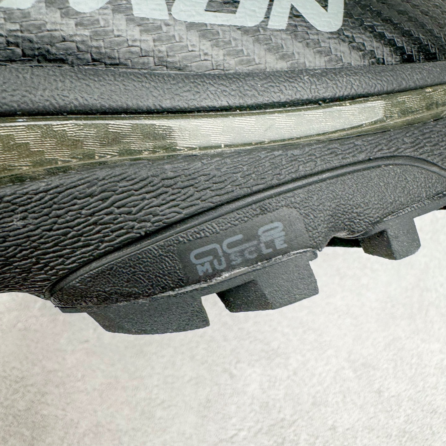 图片[19]-＃GX/绿X MM6 Maison Margiela x SALOMON XT-4 MULE 萨洛蒙联名系列低帮城市越野机能透气休闲运动鞋 鞋舌处附有迷你网眼袋收纳鞋绳以及下方的多色 Logo 标签 接着搭载奶油色 ACS 技术中底以及金色 TPU 塑料部件提升鞋款耐用性 中底与鞋面之间饰有海蓝色条状细节有效增添鞋款层次 最后应用黑色 Contragrip Chevron 外底完成鞋款设计 这次配色颇为高调 两款配色均以绚丽的渐变设计呈现 一款以粉紫渐变主打 另一款以黄绿渐变呈现 视觉效果相当吸睛 鞋面的使用玻璃纤维覆盖物加固 并通过细绳扣系带系统进行锁定 Salomon 的品牌logo 出现在脚后跟和前掌部位 中底虽然偏薄 但非常耐用 与模压塑料ACS 框架以及致密AC2 Muscle 鞋底单元结合 能够提供出色的支撑力和缓冲性 尺码：36 36.5 37.5 38 38.5 39 40 40.5 41 42 42.5 43 44 44.5 45 46.5-选品中心