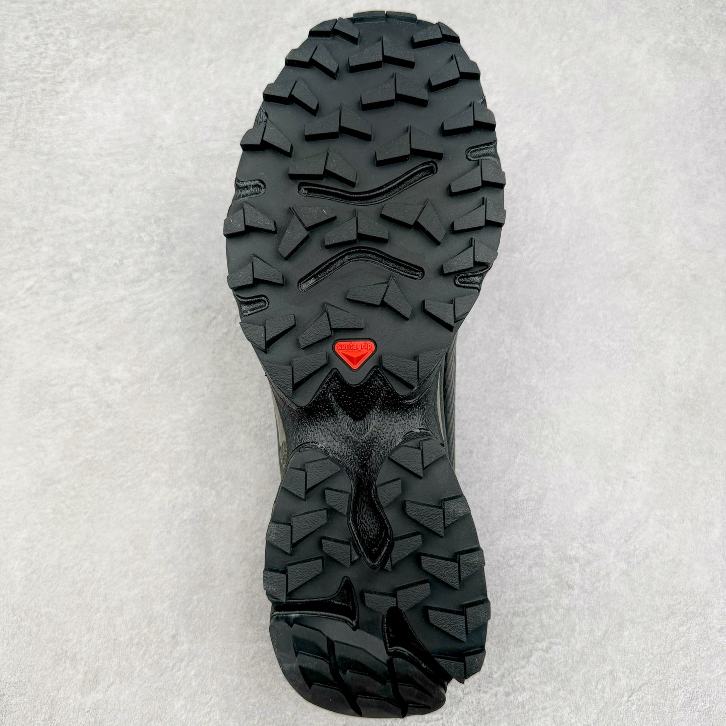 图片[9]-＃GX/绿X MM6 Maison Margiela x SALOMON XT-4 MULE 萨洛蒙联名系列低帮城市越野机能透气休闲运动鞋 鞋舌处附有迷你网眼袋收纳鞋绳以及下方的多色 Logo 标签 接着搭载奶油色 ACS 技术中底以及金色 TPU 塑料部件提升鞋款耐用性 中底与鞋面之间饰有海蓝色条状细节有效增添鞋款层次 最后应用黑色 Contragrip Chevron 外底完成鞋款设计 这次配色颇为高调 两款配色均以绚丽的渐变设计呈现 一款以粉紫渐变主打 另一款以黄绿渐变呈现 视觉效果相当吸睛 鞋面的使用玻璃纤维覆盖物加固 并通过细绳扣系带系统进行锁定 Salomon 的品牌logo 出现在脚后跟和前掌部位 中底虽然偏薄 但非常耐用 与模压塑料ACS 框架以及致密AC2 Muscle 鞋底单元结合 能够提供出色的支撑力和缓冲性 尺码：36 36.5 37.5 38 38.5 39 40 40.5 41 42 42.5 43 44 44.5 45 46.5-选品中心