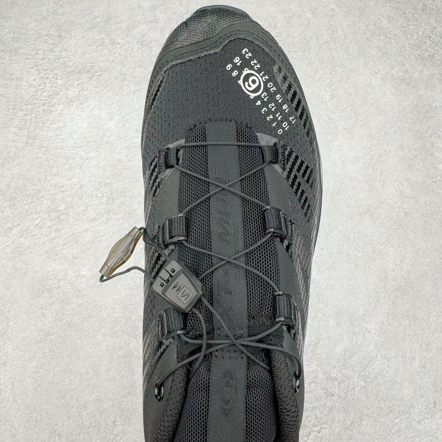 图片[4]-＃GX/绿X MM6 Maison Margiela x SALOMON XT-4 MULE 萨洛蒙联名系列低帮城市越野机能透气休闲运动鞋 鞋舌处附有迷你网眼袋收纳鞋绳以及下方的多色 Logo 标签 接着搭载奶油色 ACS 技术中底以及金色 TPU 塑料部件提升鞋款耐用性 中底与鞋面之间饰有海蓝色条状细节有效增添鞋款层次 最后应用黑色 Contragrip Chevron 外底完成鞋款设计 这次配色颇为高调 两款配色均以绚丽的渐变设计呈现 一款以粉紫渐变主打 另一款以黄绿渐变呈现 视觉效果相当吸睛 鞋面的使用玻璃纤维覆盖物加固 并通过细绳扣系带系统进行锁定 Salomon 的品牌logo 出现在脚后跟和前掌部位 中底虽然偏薄 但非常耐用 与模压塑料ACS 框架以及致密AC2 Muscle 鞋底单元结合 能够提供出色的支撑力和缓冲性 尺码：36 36.5 37.5 38 38.5 39 40 40.5 41 42 42.5 43 44 44.5 45 46.5-选品中心