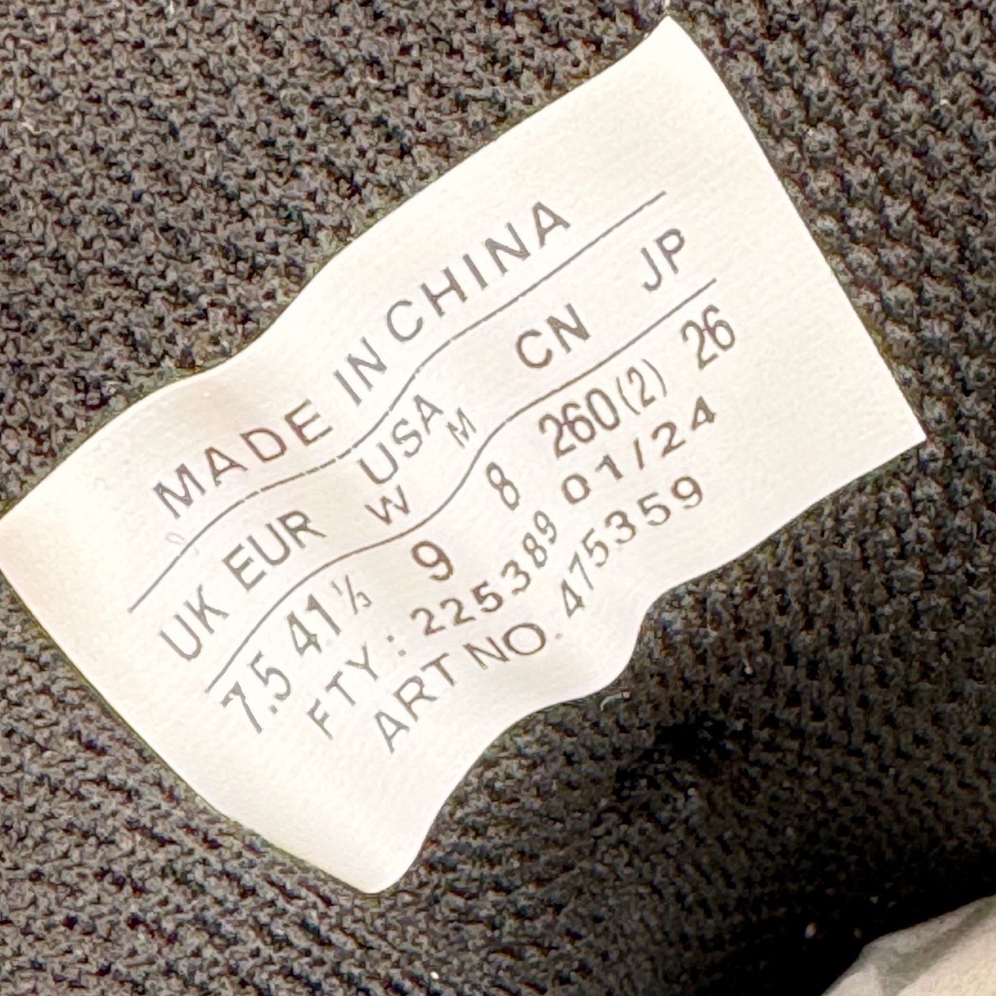 图片[11]-＃GX/绿X MM6 Maison Margiela x SALOMON XT-4 MULE 萨洛蒙联名系列低帮城市越野机能透气休闲运动鞋 鞋舌处附有迷你网眼袋收纳鞋绳以及下方的多色 Logo 标签 接着搭载奶油色 ACS 技术中底以及金色 TPU 塑料部件提升鞋款耐用性 中底与鞋面之间饰有海蓝色条状细节有效增添鞋款层次 最后应用黑色 Contragrip Chevron 外底完成鞋款设计 这次配色颇为高调 两款配色均以绚丽的渐变设计呈现 一款以粉紫渐变主打 另一款以黄绿渐变呈现 视觉效果相当吸睛 鞋面的使用玻璃纤维覆盖物加固 并通过细绳扣系带系统进行锁定 Salomon 的品牌logo 出现在脚后跟和前掌部位 中底虽然偏薄 但非常耐用 与模压塑料ACS 框架以及致密AC2 Muscle 鞋底单元结合 能够提供出色的支撑力和缓冲性 尺码：36 36.5 37.5 38 38.5 39 40 40.5 41 42 42.5 43 44 44.5 45 46.5-选品中心